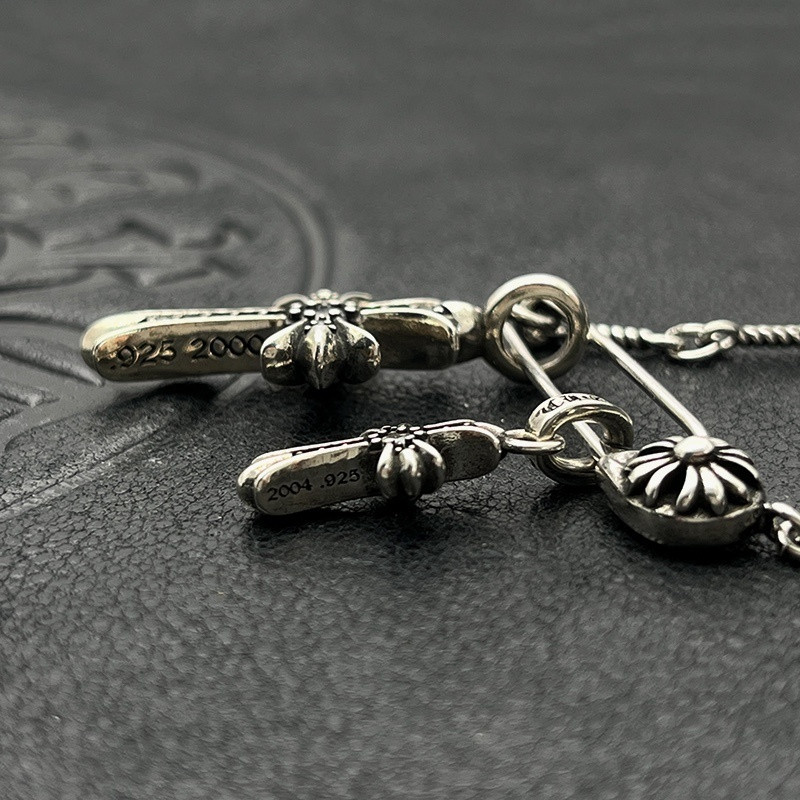 Ch*0me He**ts Twisted Cross Pin Necklace (Chain length 45+5cm)