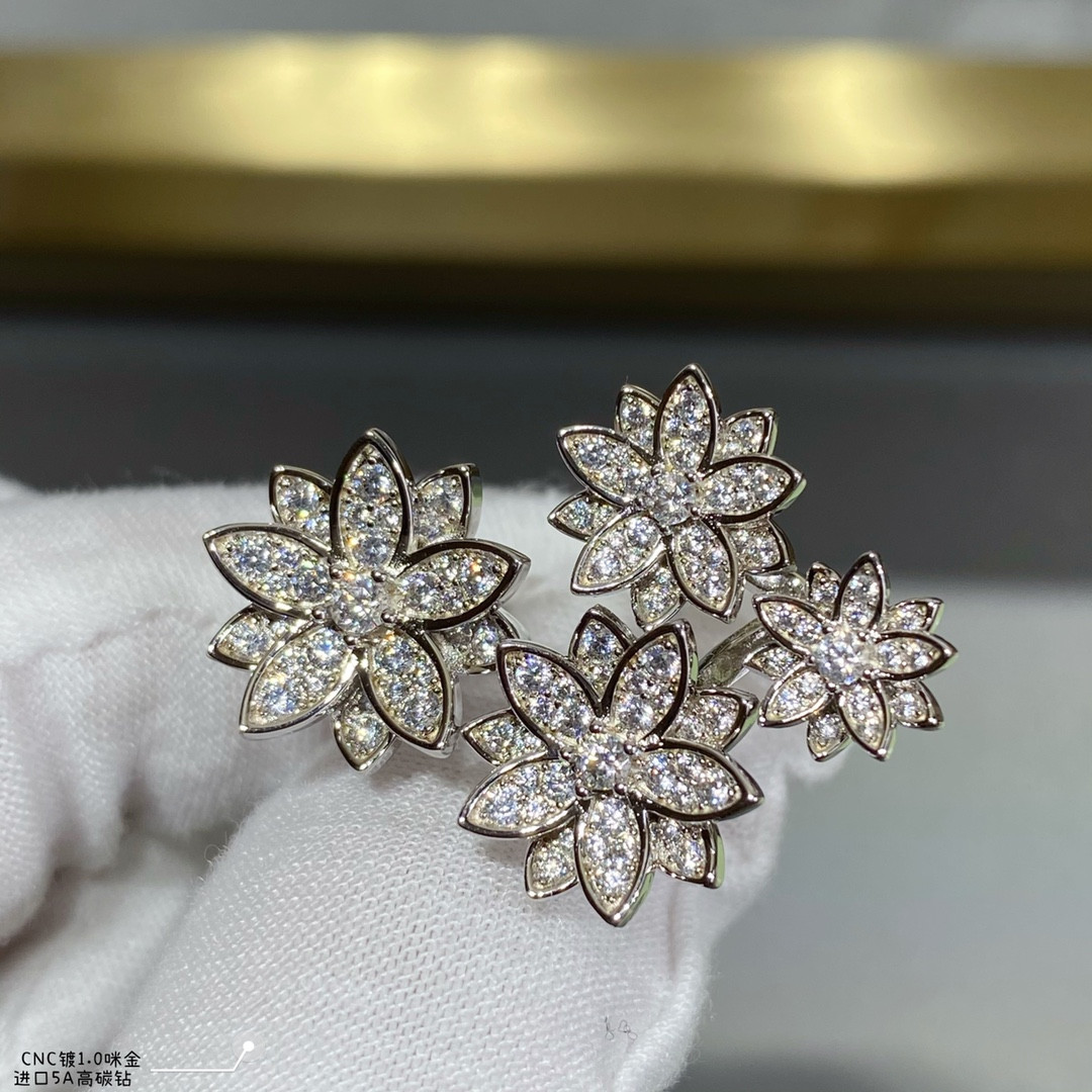 V*n Cl**f & Arpels lotus Ring