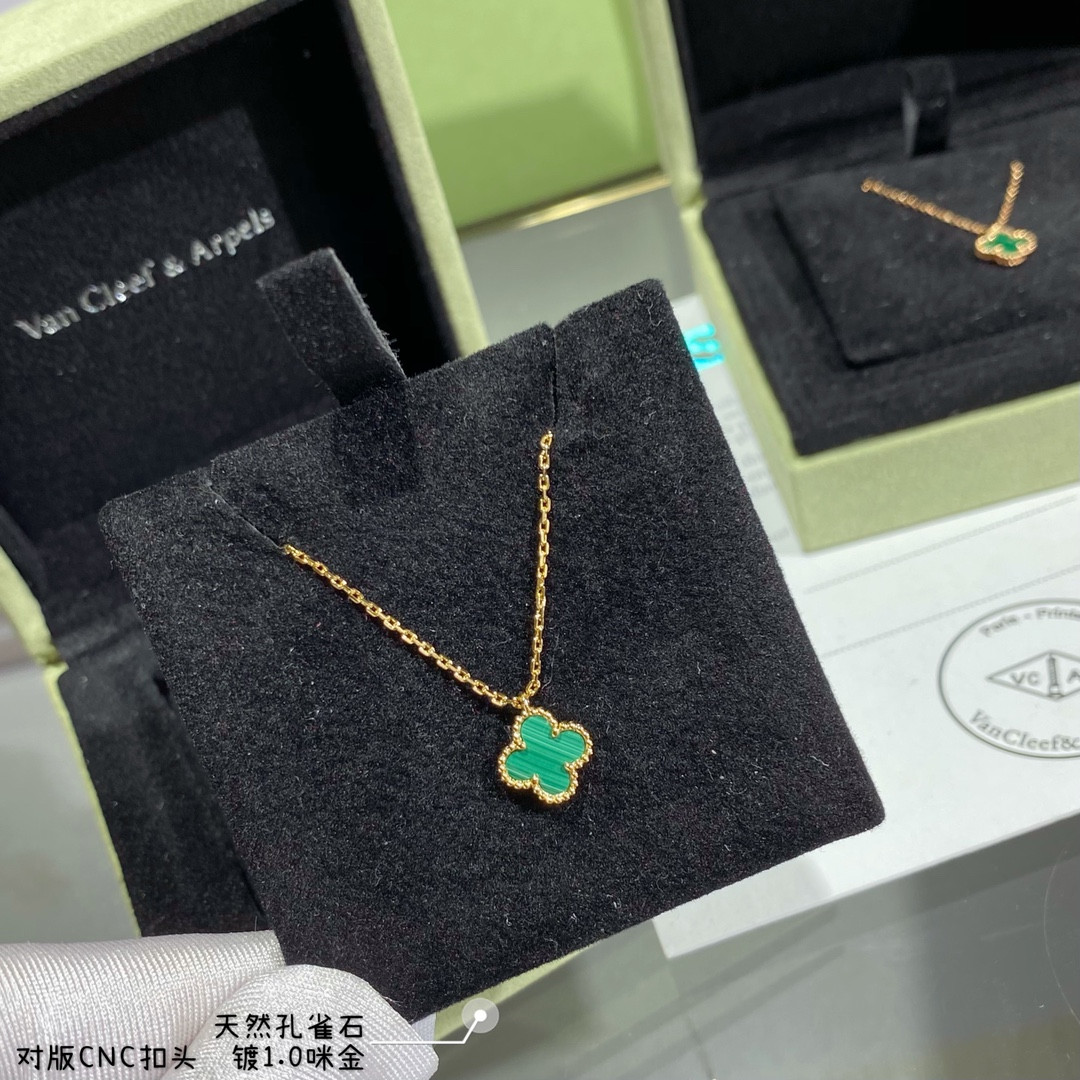 V*n Cl**f & Arpels Mini Four-Leaf Clover Necklace Diameter approx 1.0cm, Chain length approx 40+5cm