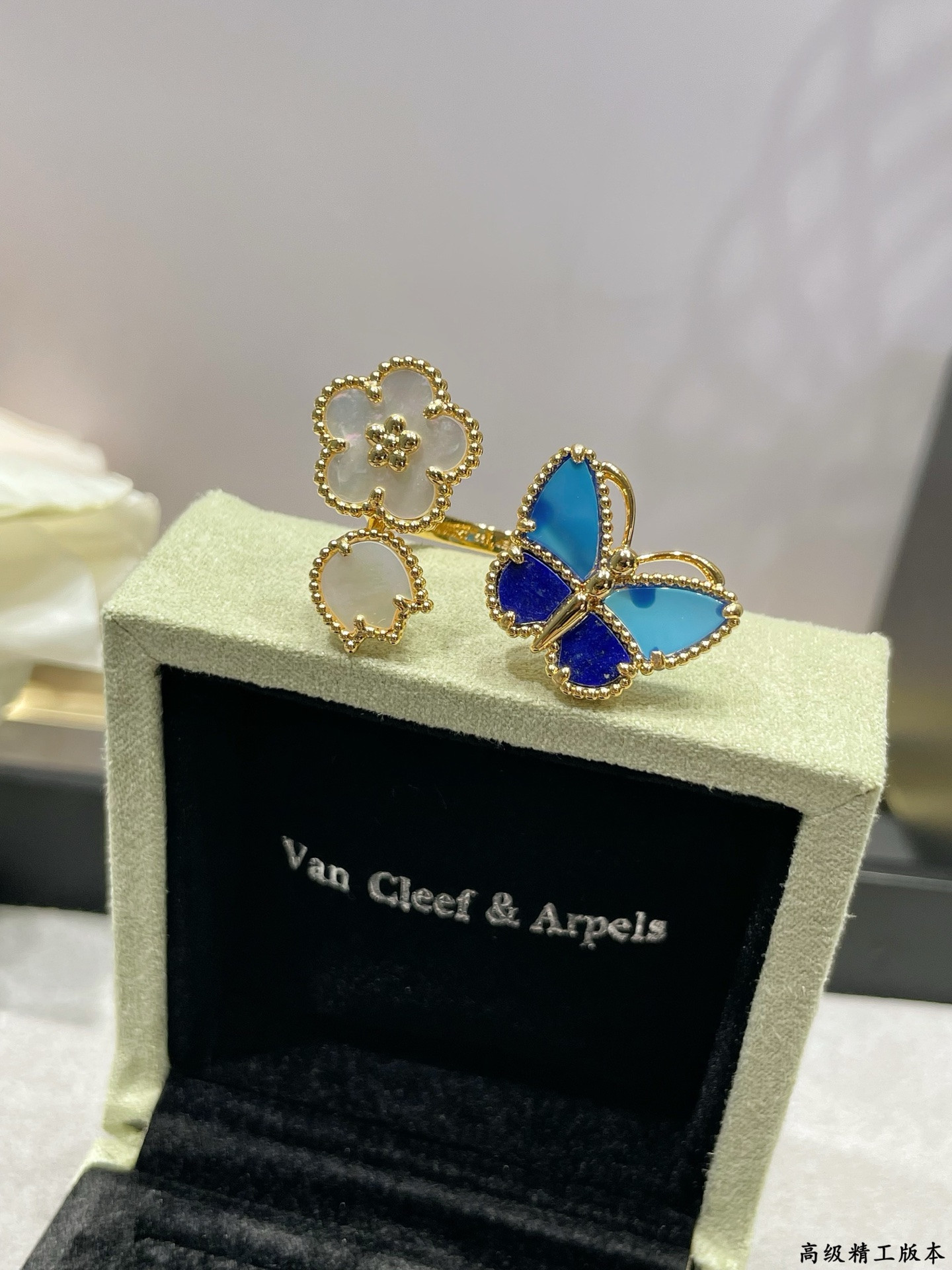 V*n Cl**f & arpels ring