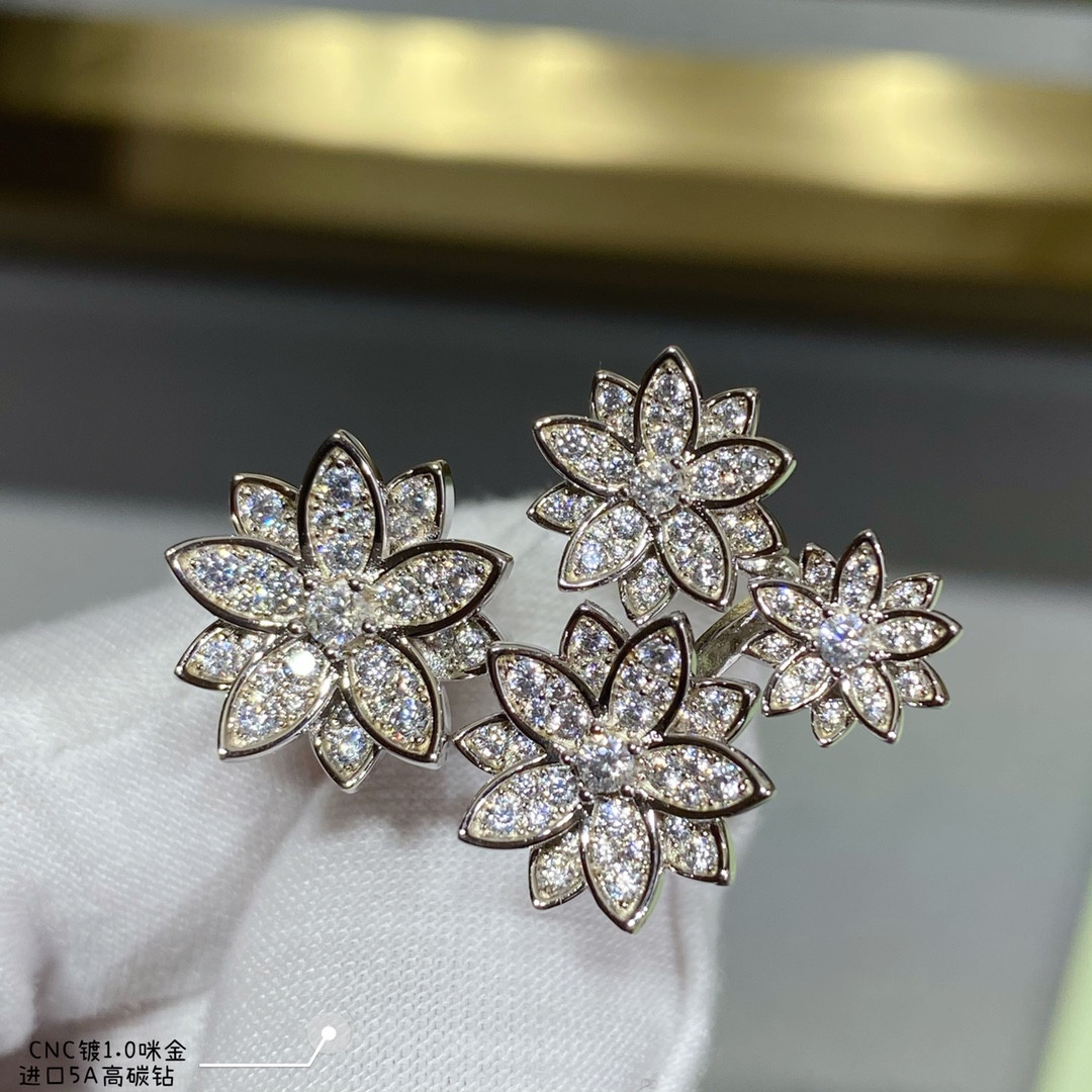 V*n Cl**f & Arpels lotus Ring
