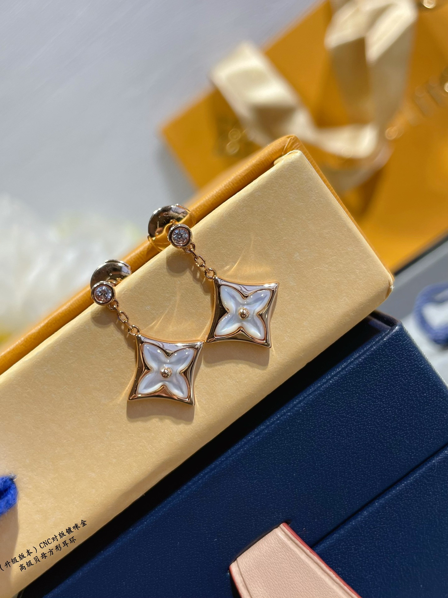 L0vis Vvtt0n Mother-of-pearl square Earrings