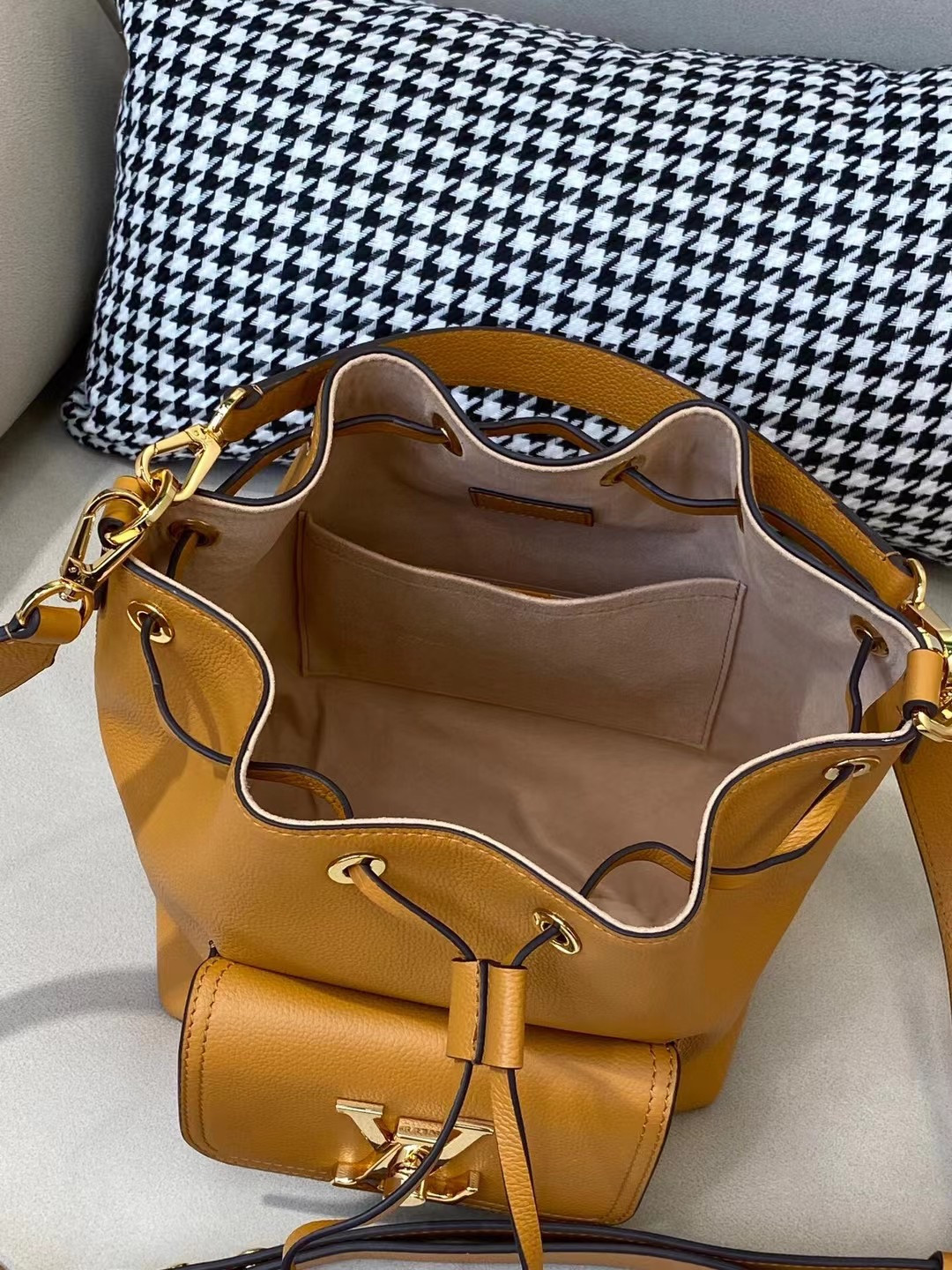 LV LOCKME BUCKET M57689