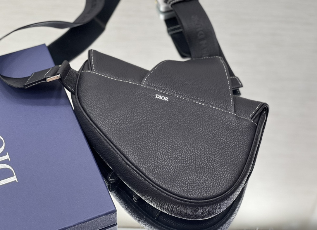 D10r Saddle Bag Black Grained Calfskin 26 x 19 x 4.5 cm