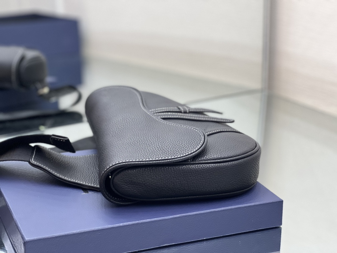 D10r Saddle Bag Black Grained Calfskin 26 x 19 x 4.5 cm
