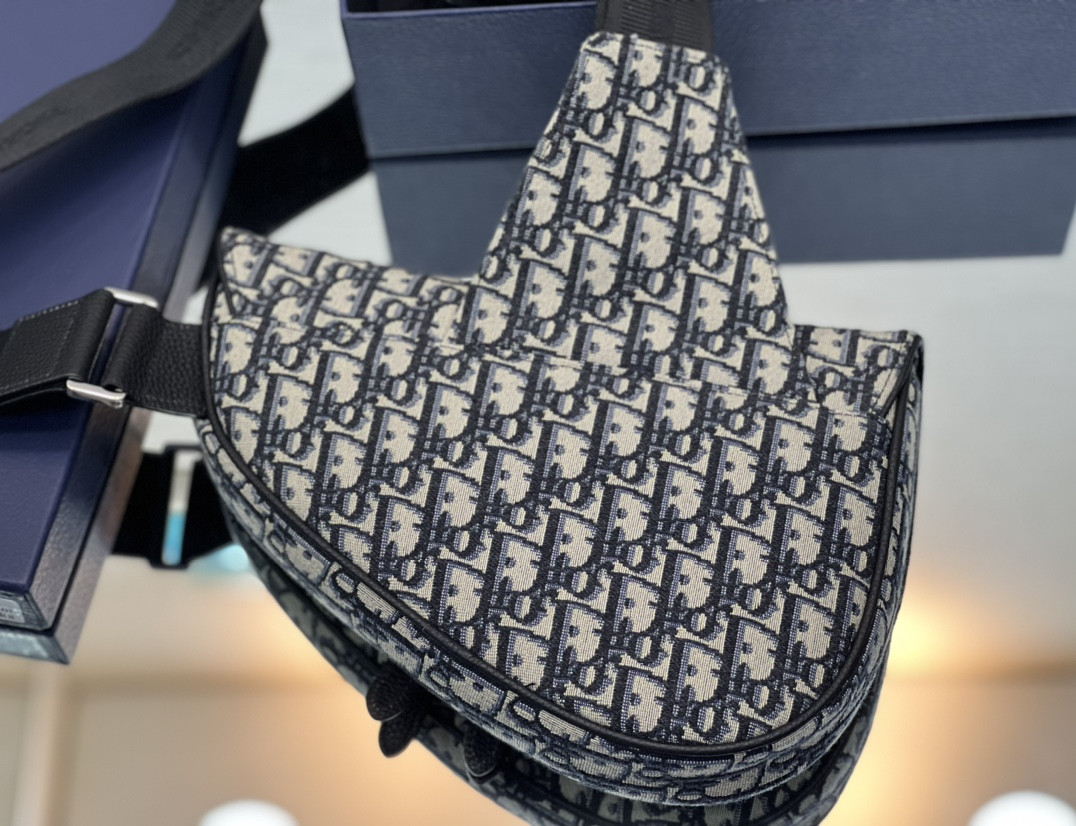 D10r Saddle Bag Beige and Black D10r Oblique Jacquard 26 x 19 x 4.5 CM