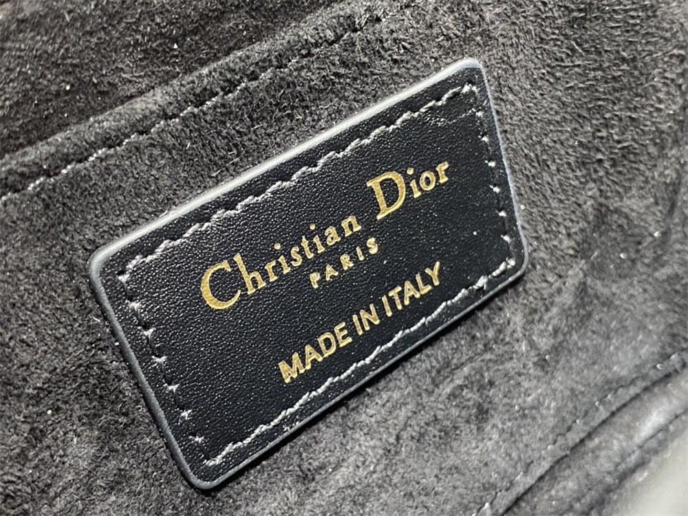 SMALL 30 MONTAIGNE AVENUE BAG black Box Calfskin