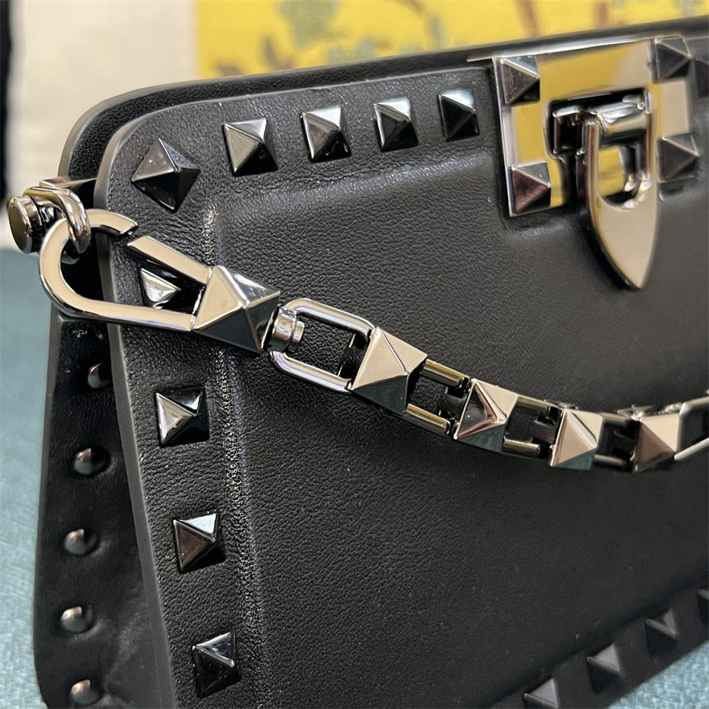 Va1e*ntin0 GARAVANI ROCKSTUD23 SMALL SMOOTH CALFSKIN SHOULDER BAG BLACK