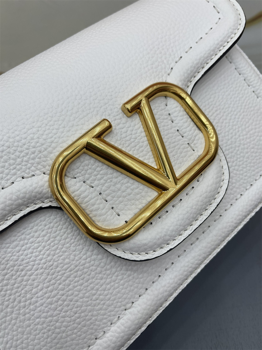 Va1e*ntin0 GARAVANI ALLTIME GRAINY CALFSKIN SHOULDER BAG IVORY 23.5x18X8cm