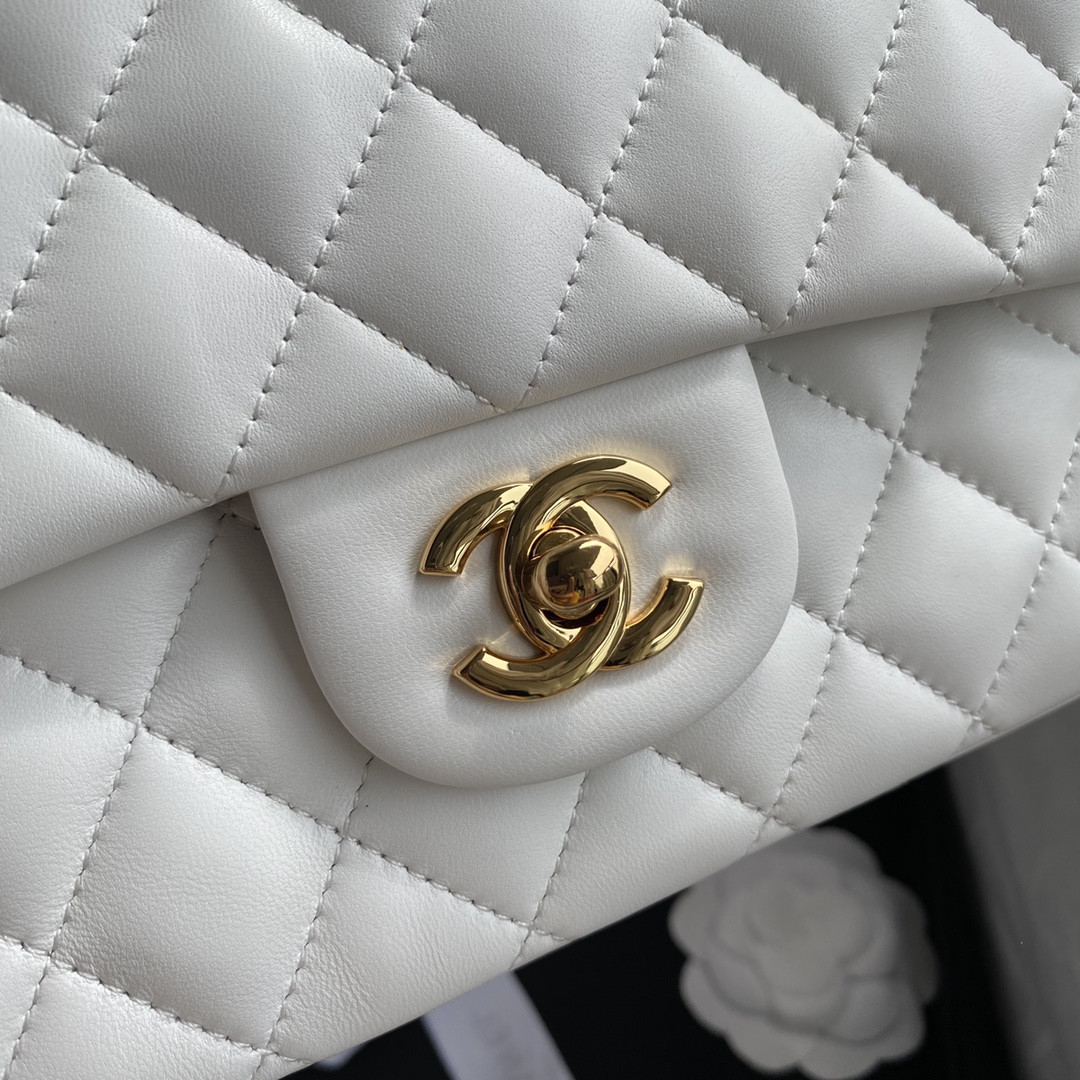 Ch**el CLASSIC HANDBAG LAMBSKIN & GOLD-TONE METAL WHITE 15.5x25.5x6.5cm