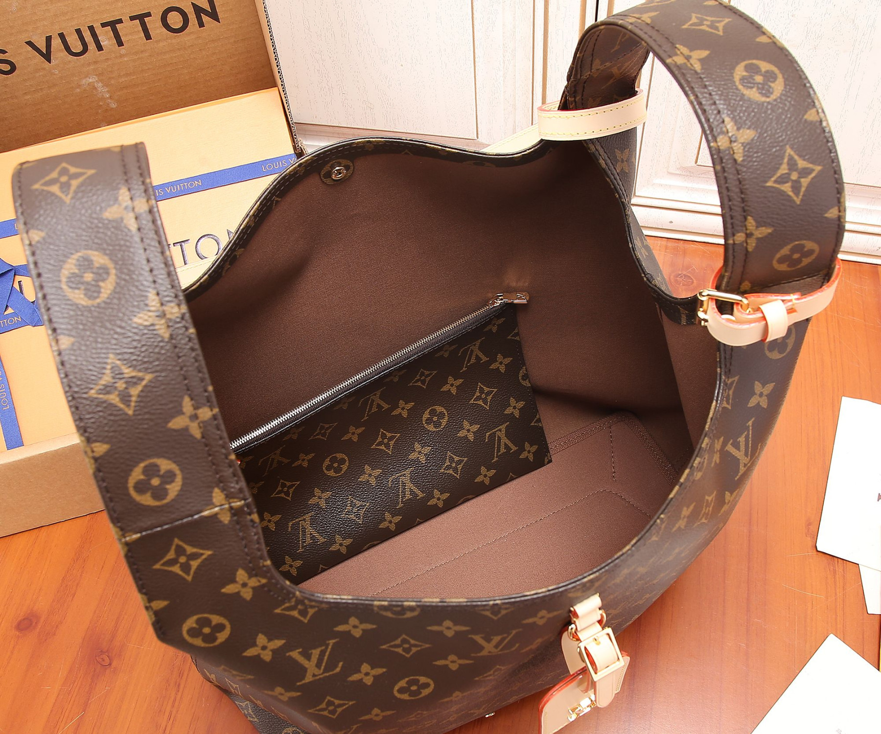 LV Atlantis GM M46817 13.4 x 13.4 x 5.3 inches