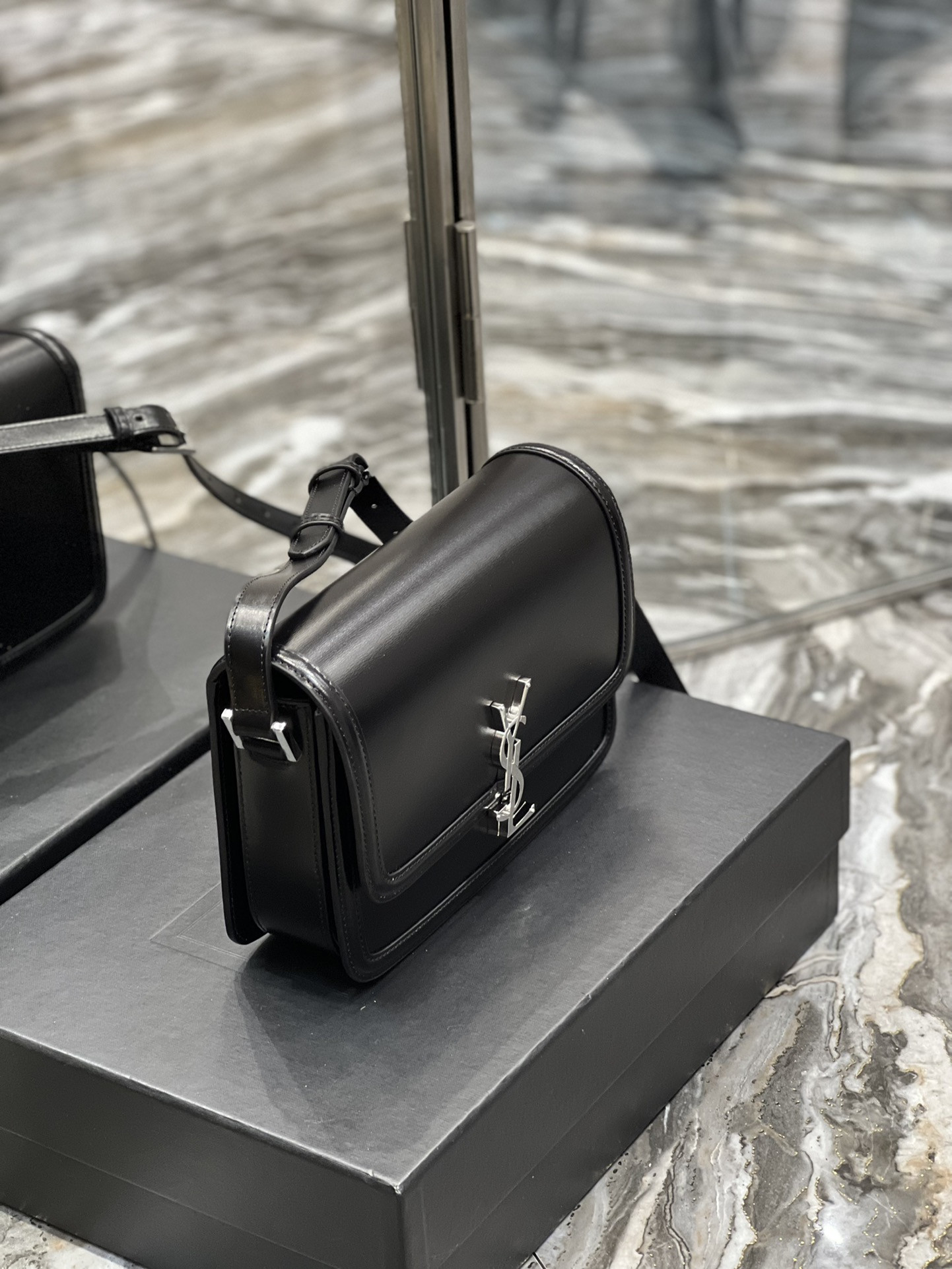 Y51 SOLFERINO MEDIUM IN GLAZED LEATHER BLACK 9.1 X 6.3 X 2.4 INCHES