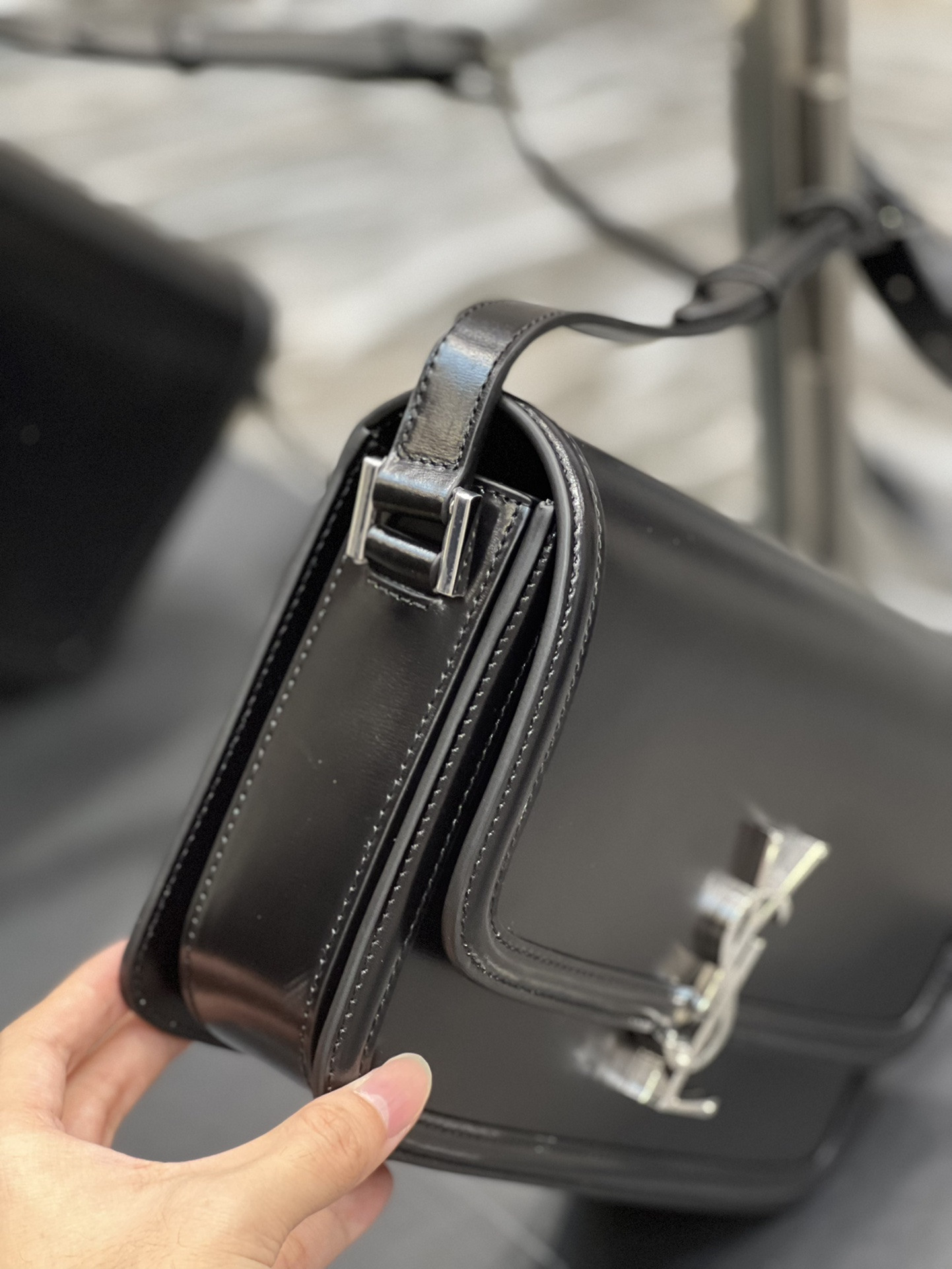 Y51 SOLFERINO MEDIUM IN GLAZED LEATHER BLACK 9.1 X 6.3 X 2.4 INCHES