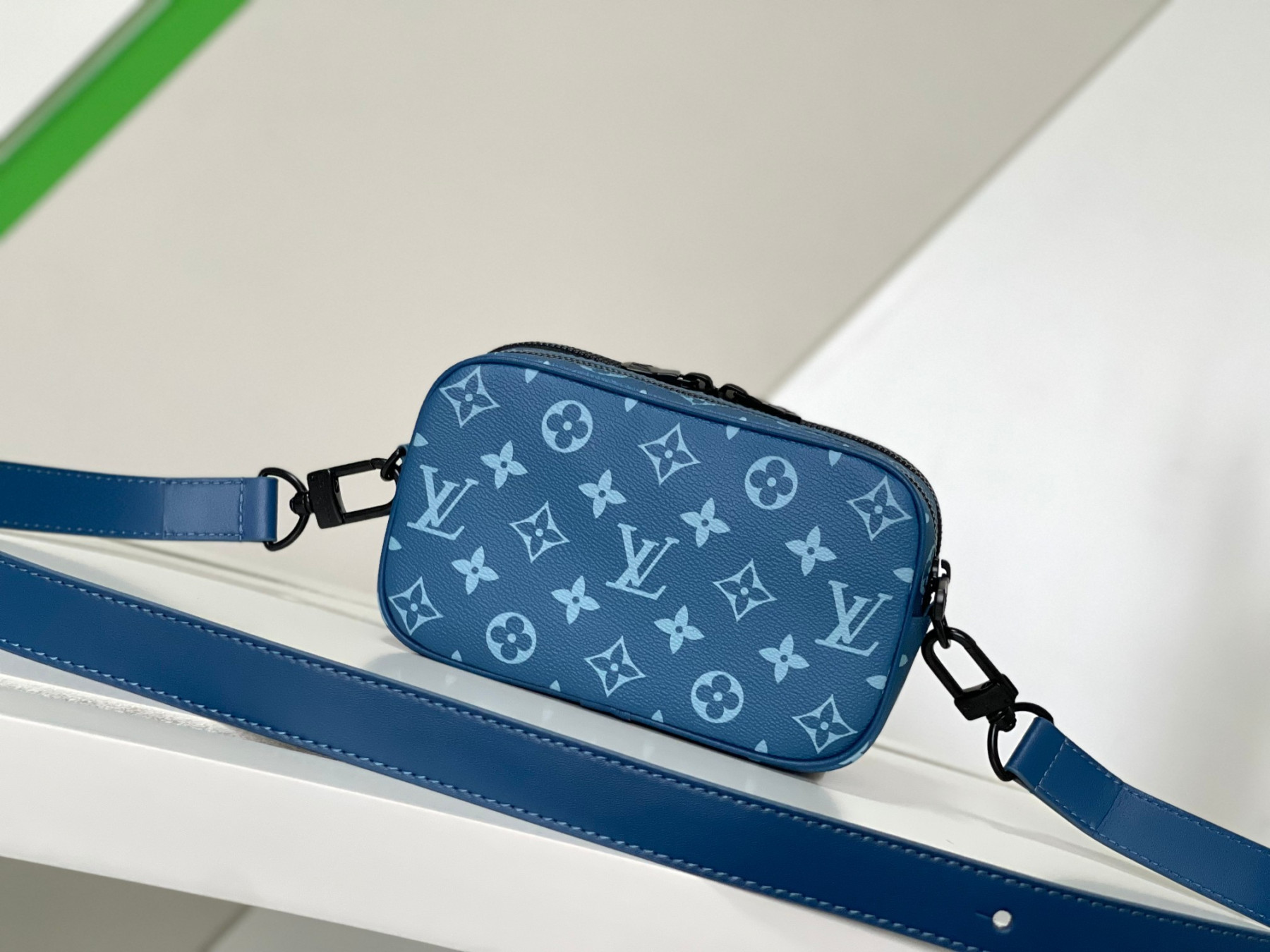 LV M82801 Alpha Messenger 9.4 x 6.3 x 3.1 inches
