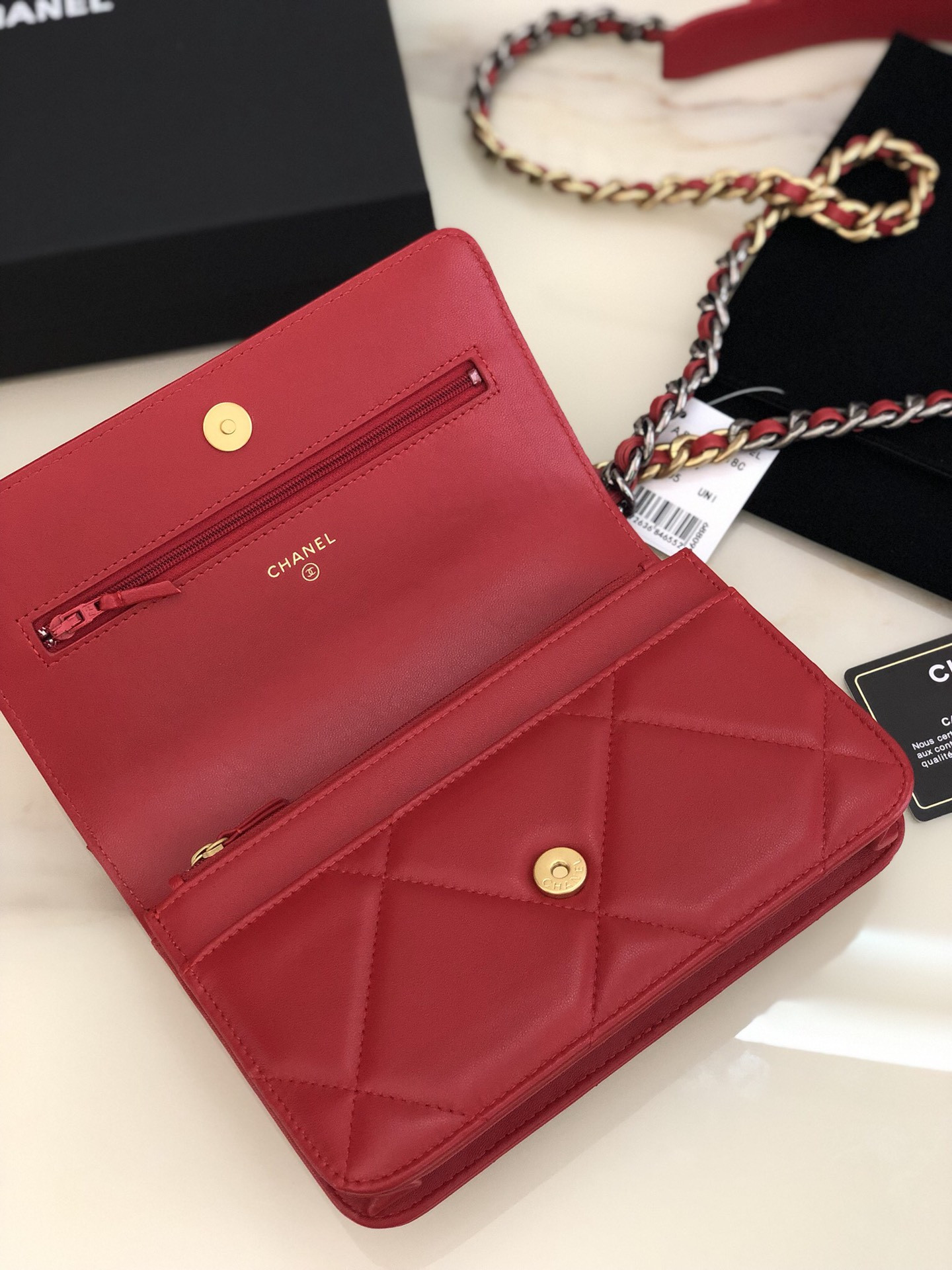 Ch**el CLASSIC WALLET ON CHAIN RED 4.8 × 7.5 × 1.4 in