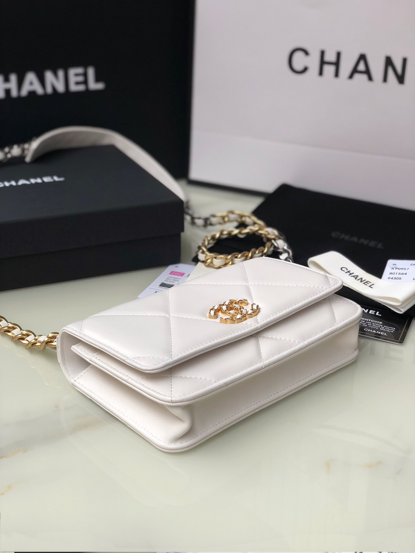 Ch**el CLASSIC WALLET ON CHAIN 4.8 × 7.5 × 1.4 in