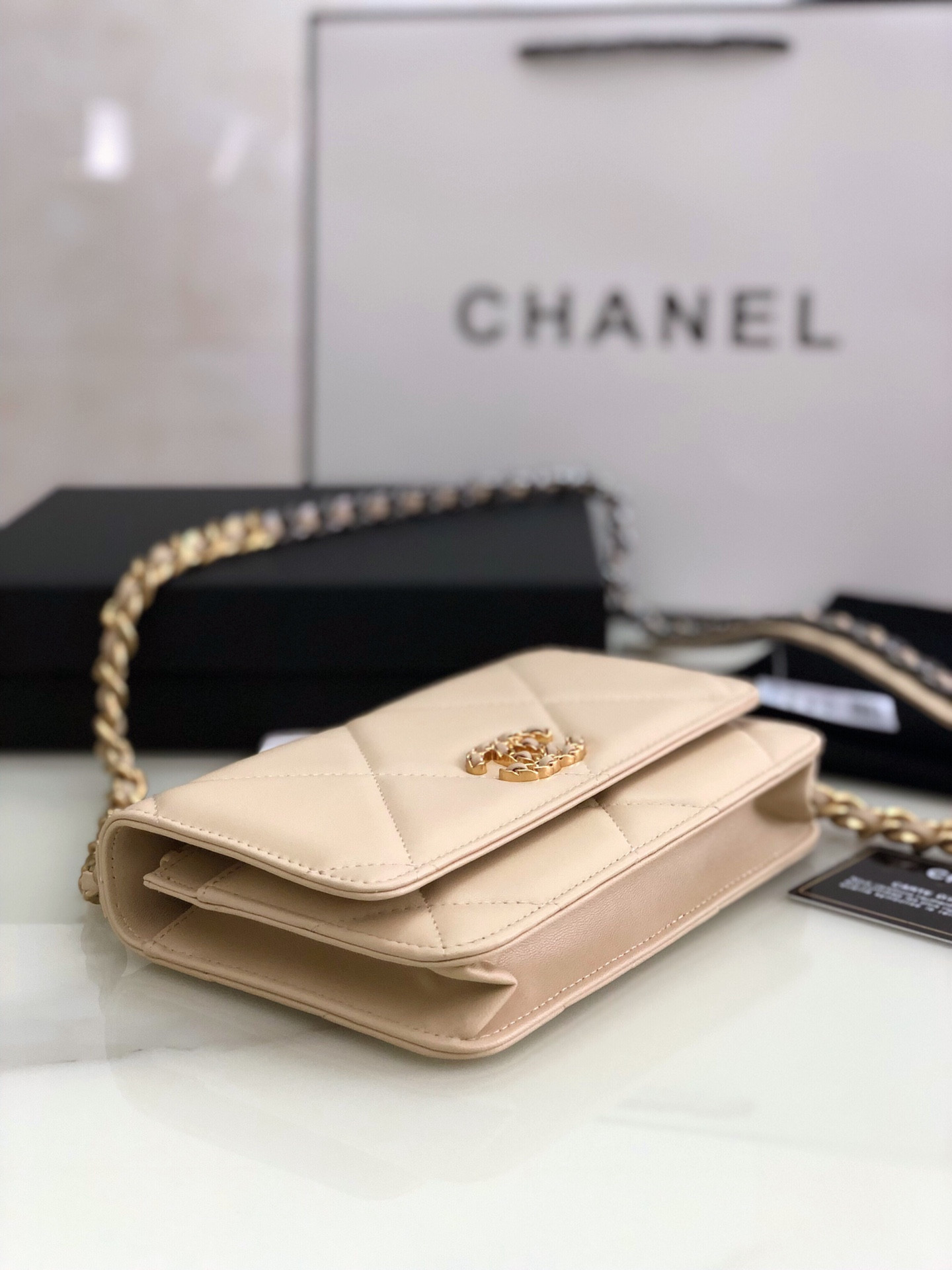Ch**el CLASSIC WALLET ON CHAIN 4.8 × 7.5 × 1.4 in