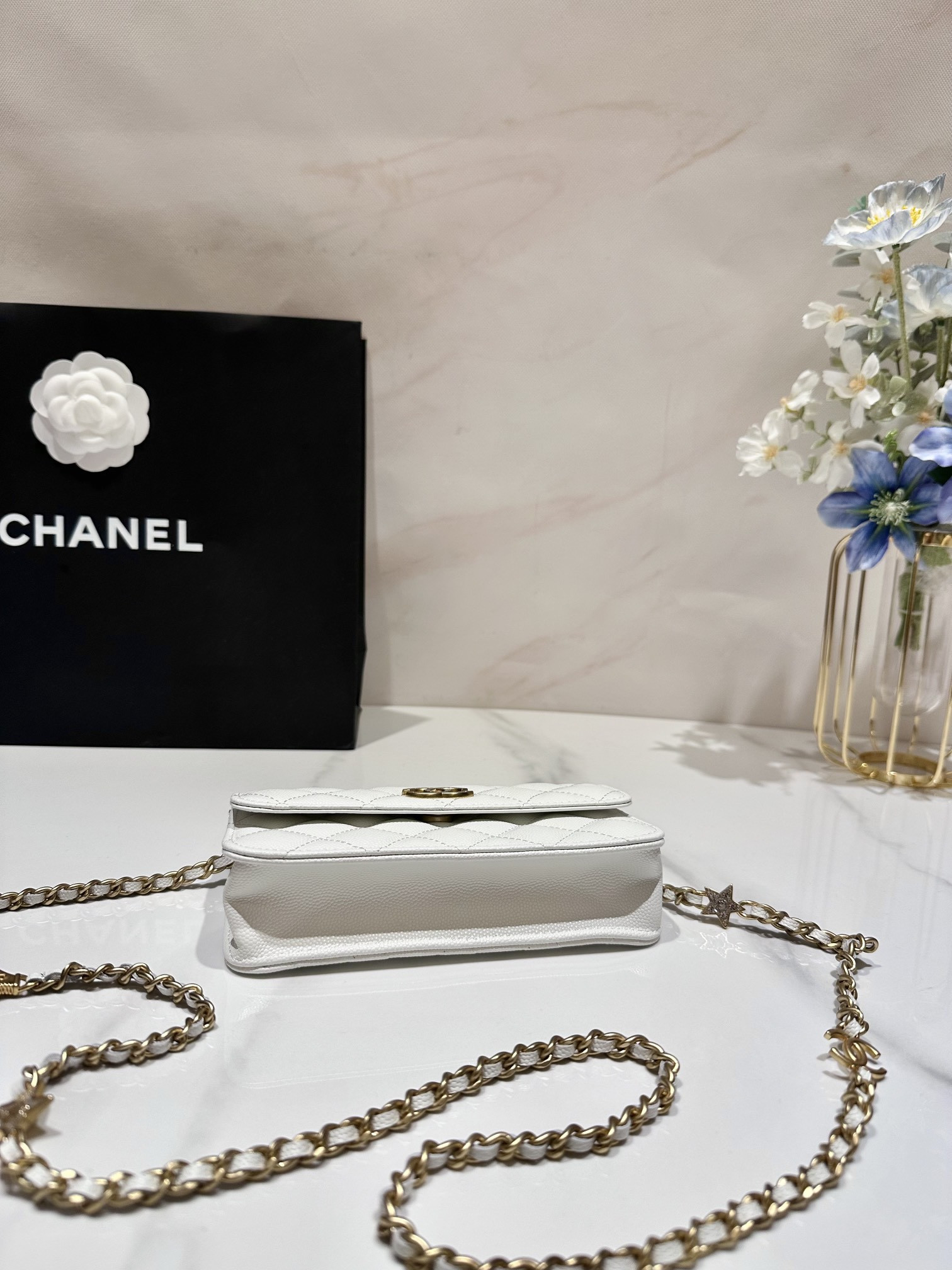 Ch**el CLASSIC WALLET ON CHAIN MINI WHITE 6.7 x 3.9 x 1.6 in