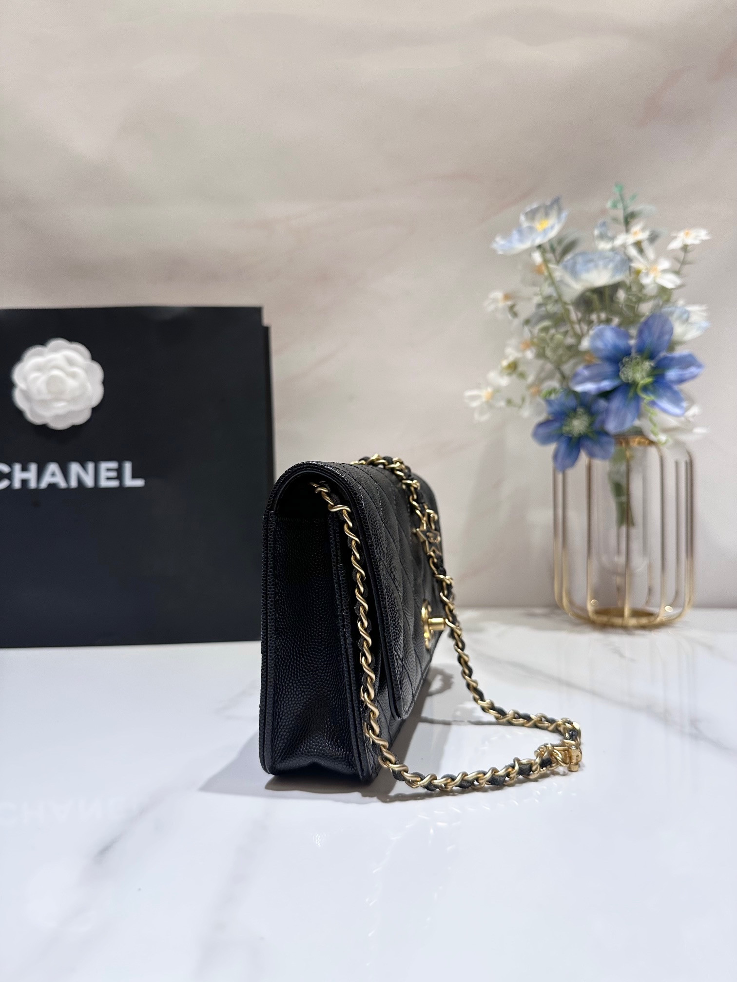 Ch**el CLASSIC WALLET ON CHAIN 4.8 × 7.5 × 1.4 in