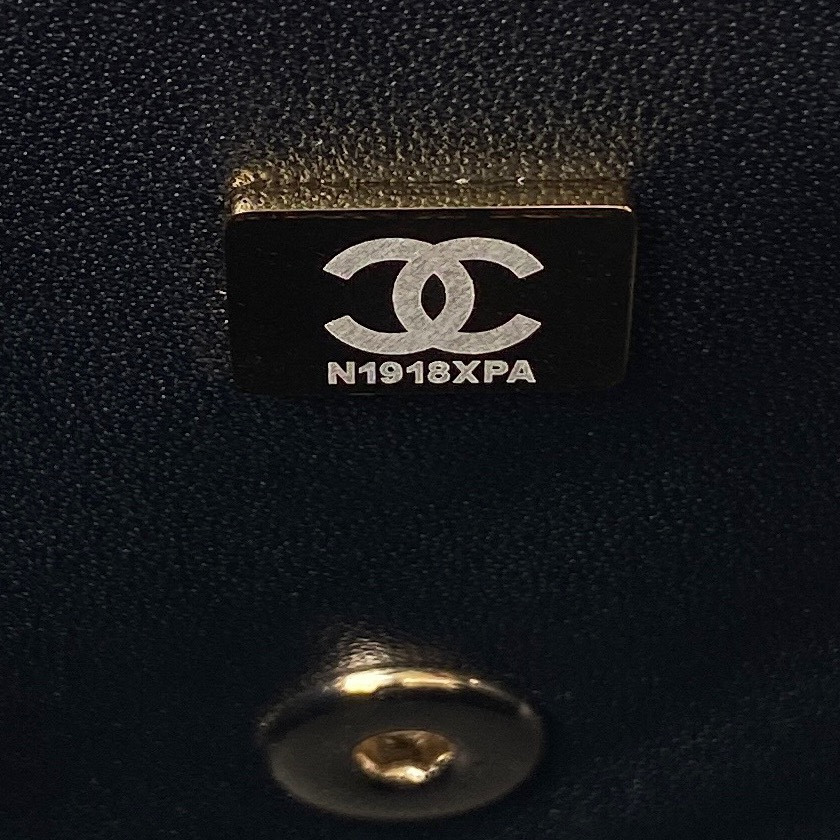 Ch**el Mini Classic Handbag With Top Handle 12 × 20 × 6 cm