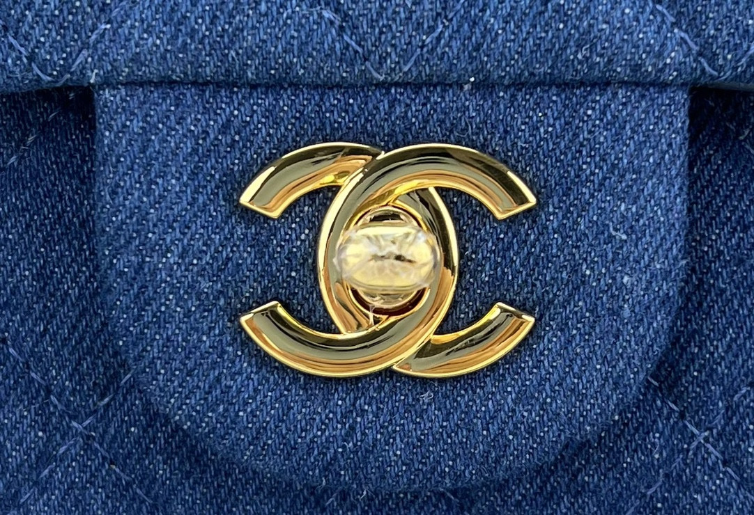 CHANEL CLASSIC 11.12 HANDBAG Tweed & Gold-Tone Metal 6 × 9.9 × 2.5 in