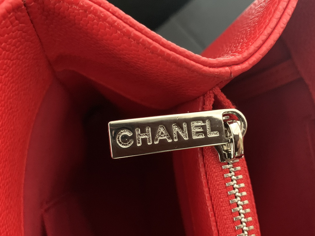 Ch**el GST CAVIAR LEATHER HARDWARE 24X33X13CM