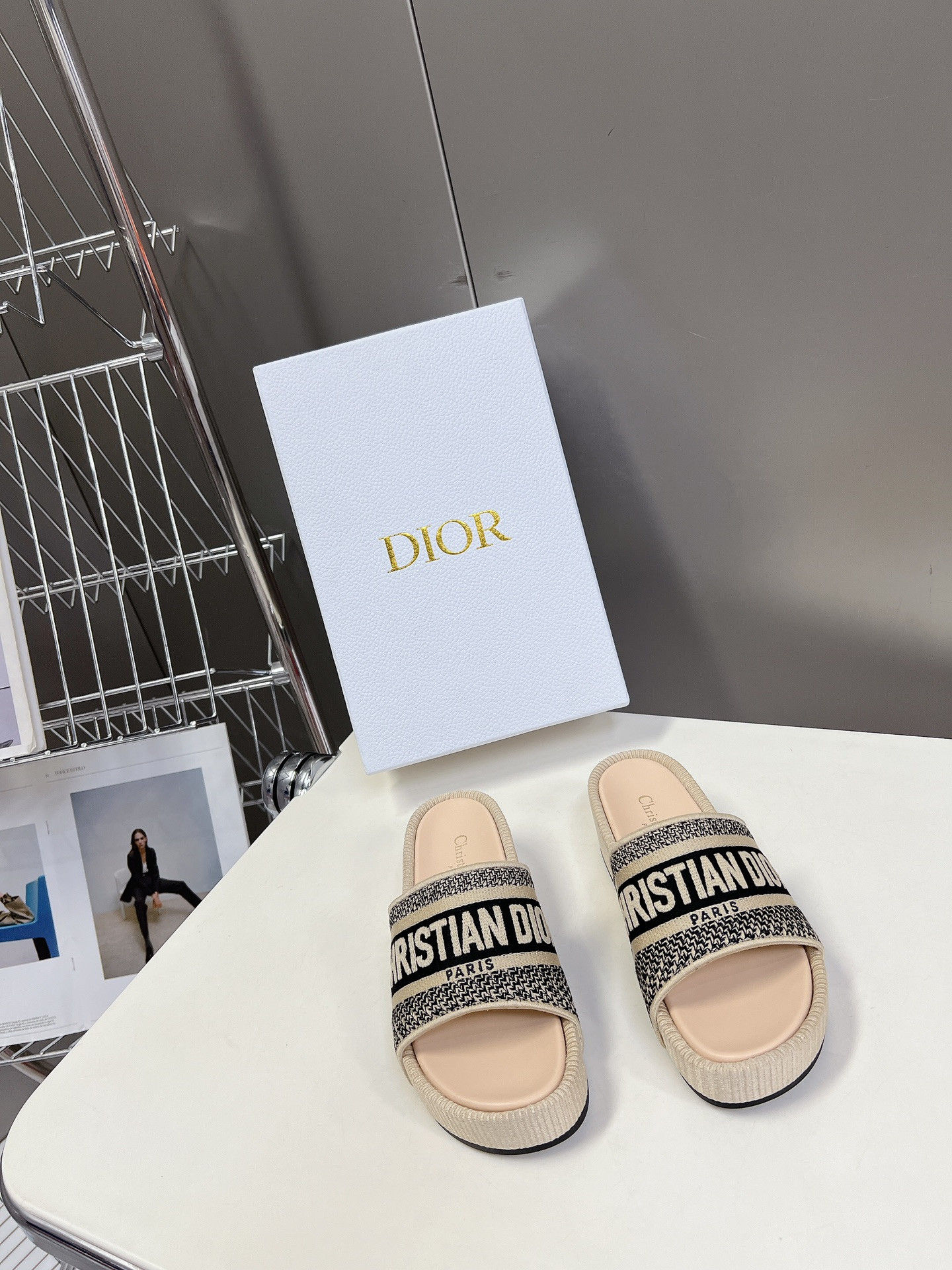 UA D10r Platform Sandals