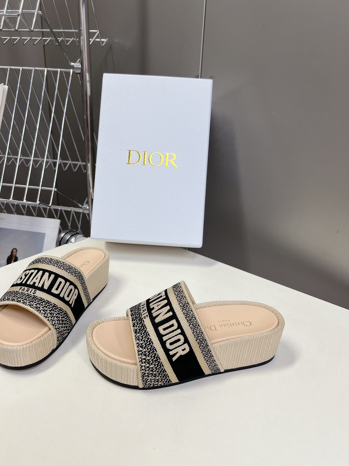 UA D10r Platform Sandals