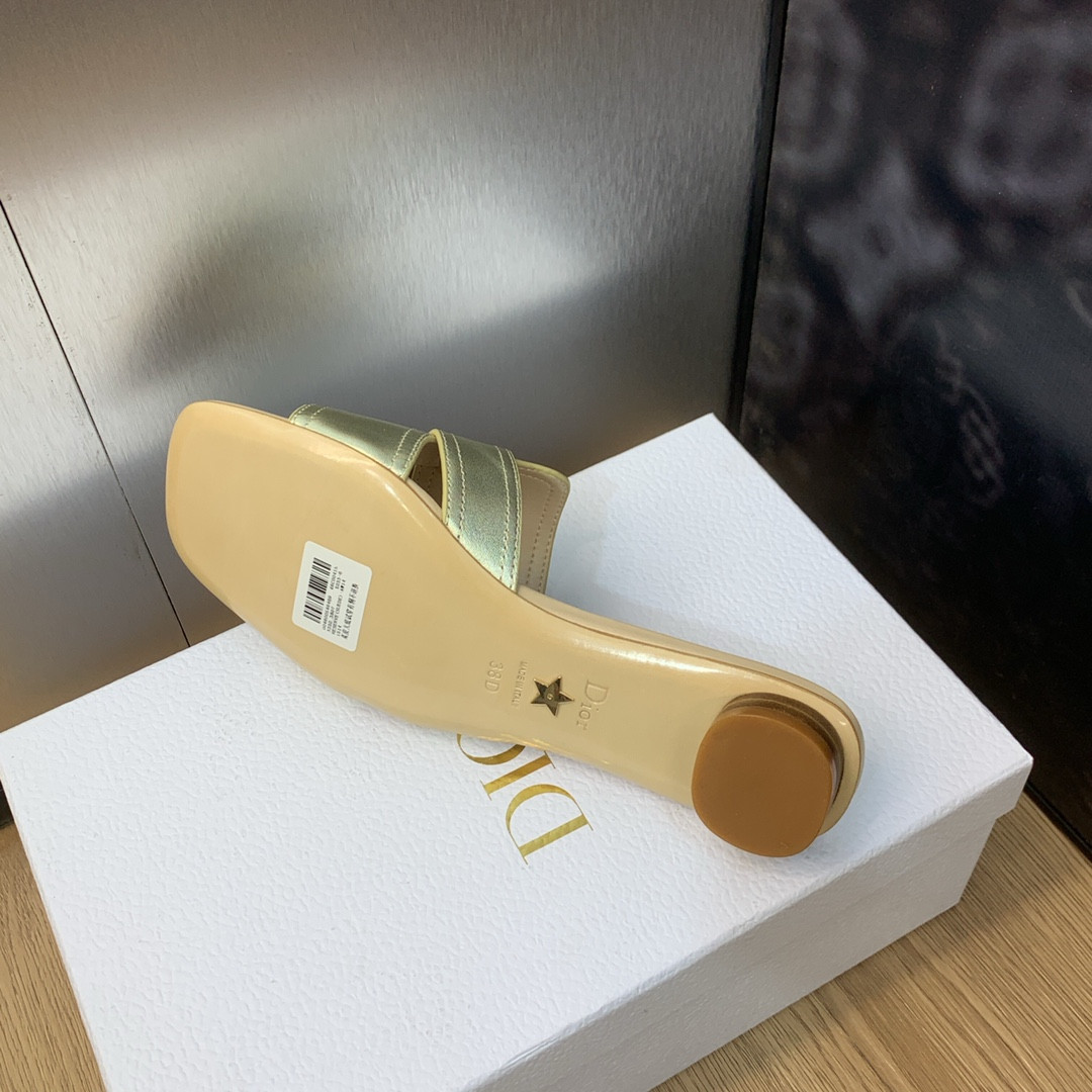 UA D10r 30 Montaigne Slide