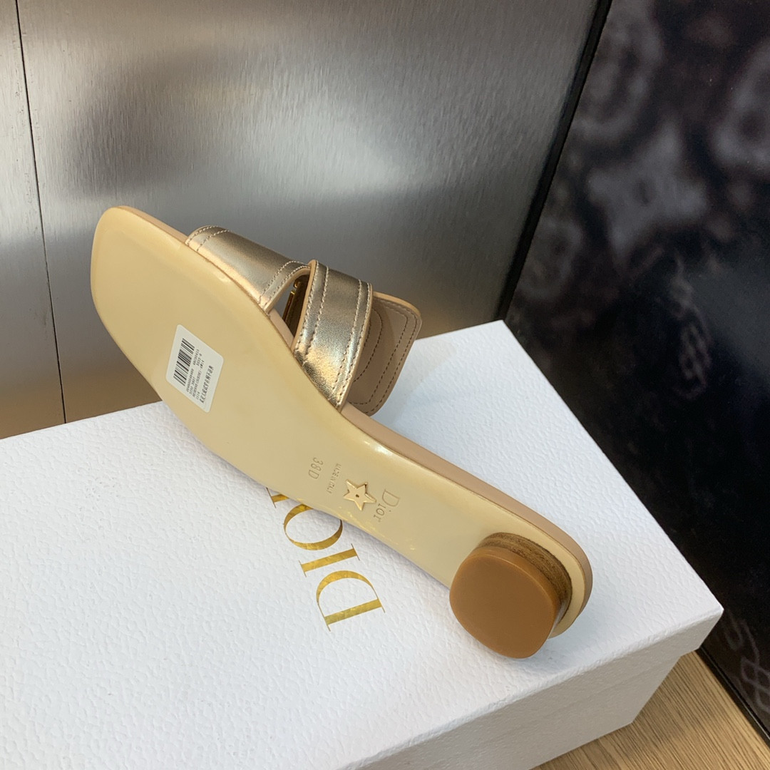 UA D10r 30 Montaigne Slide
