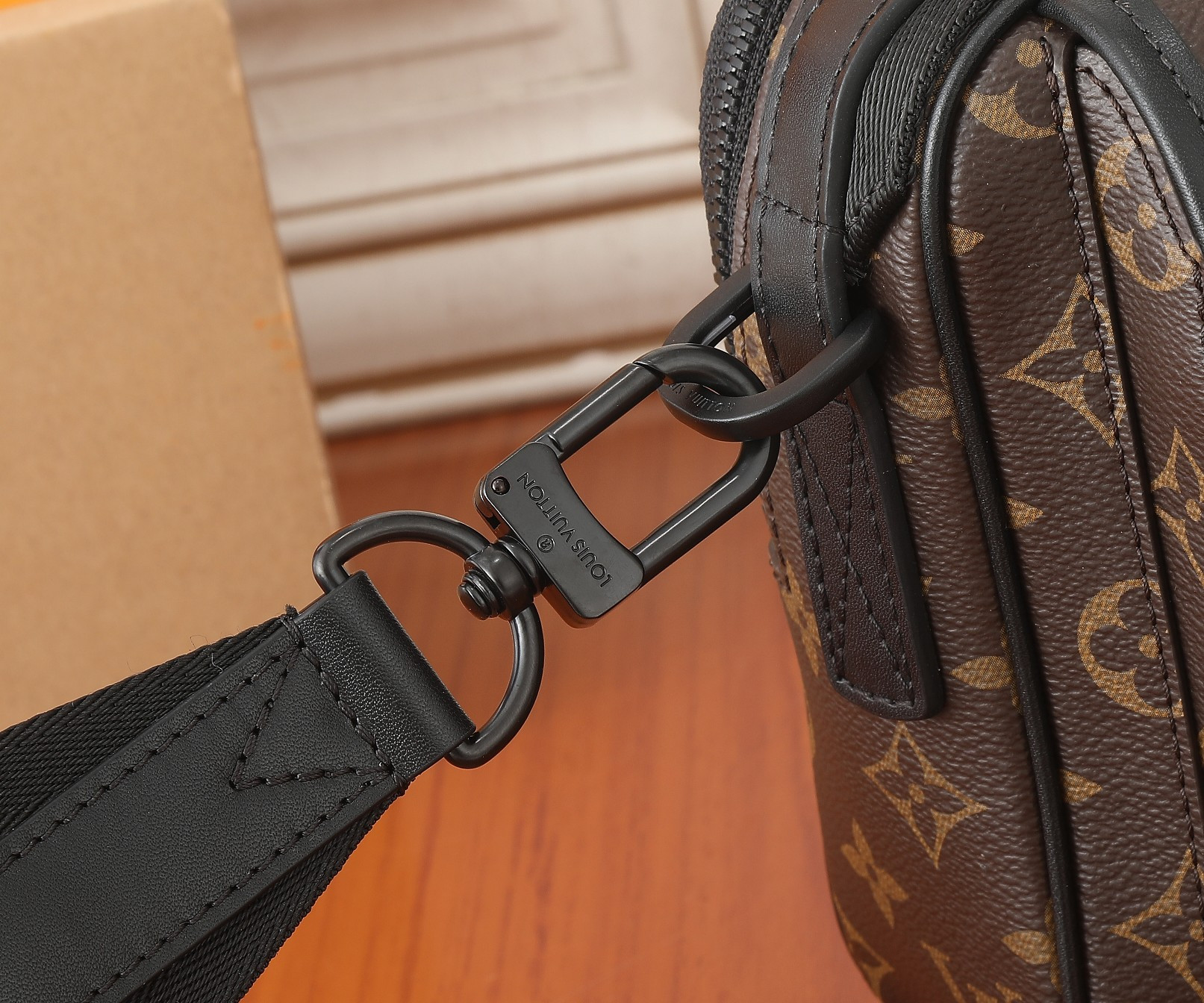 LV Quest Messenger M46973 7.1 x 7.1 x 3.9 inches