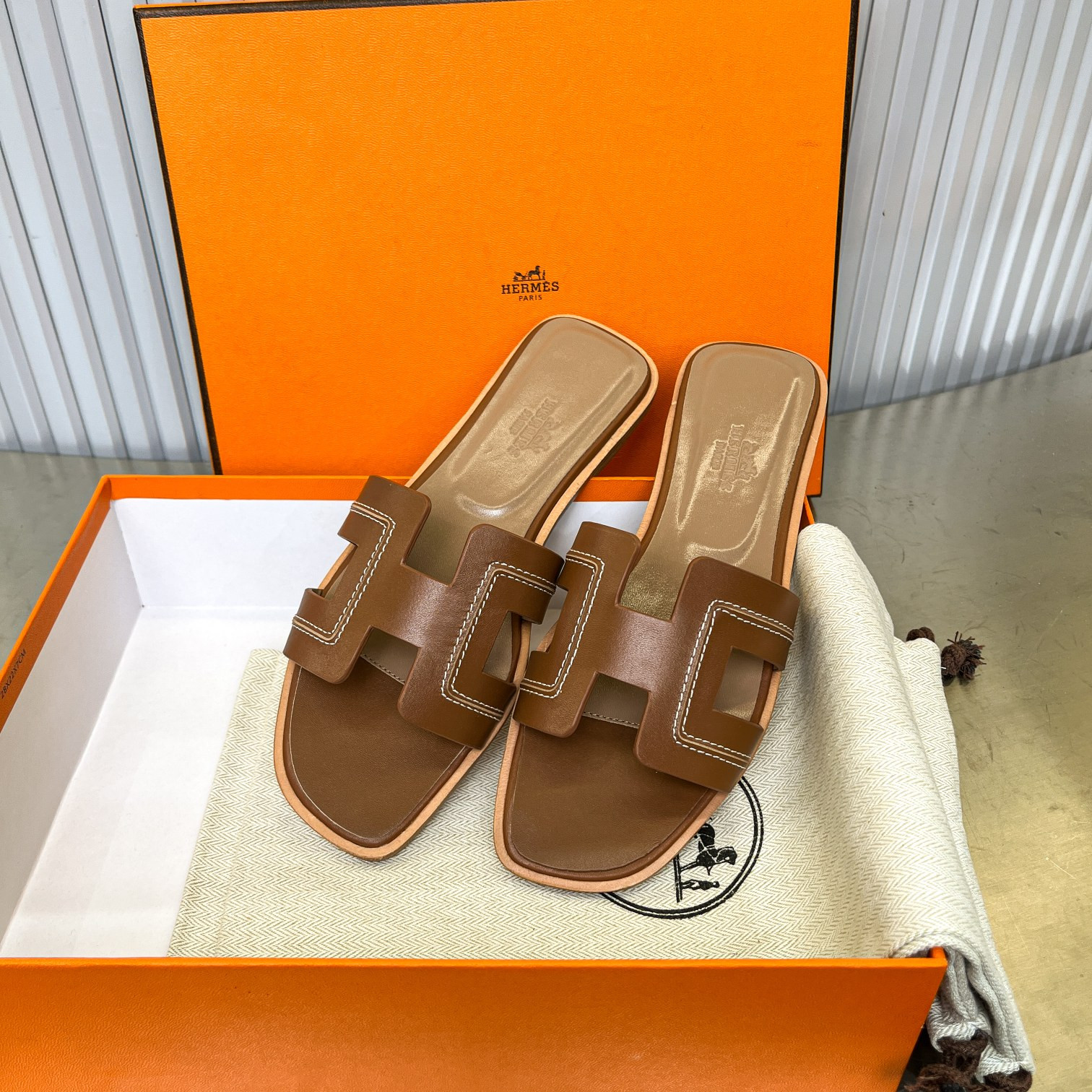 UA H**me5 Oran sandal