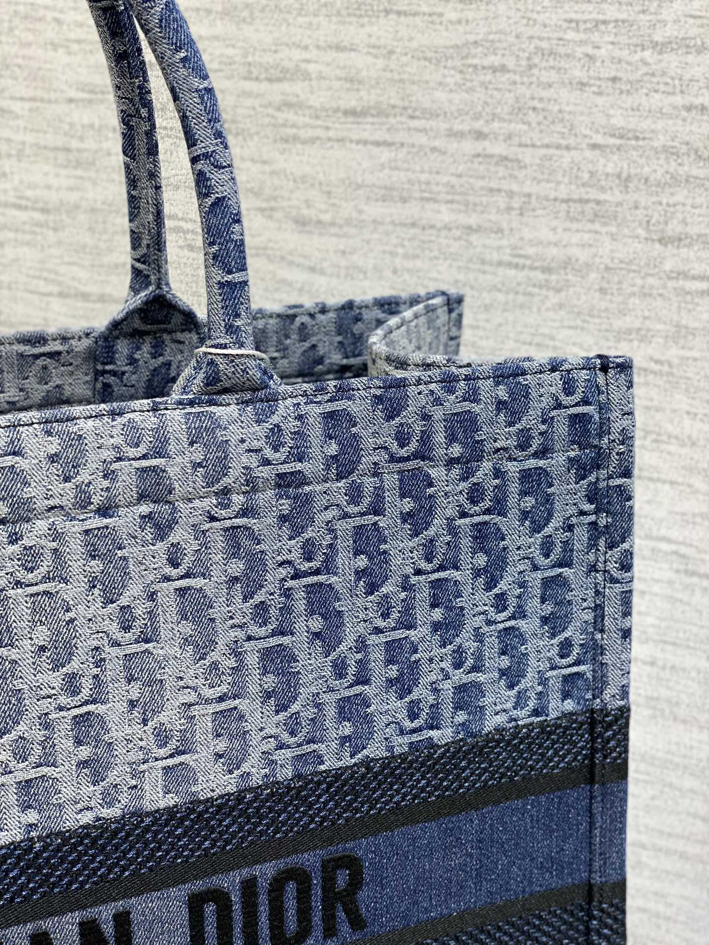 large d10r book tote blue De*1m d10r oblique jacquard 42 x 35 x 18.5 cm