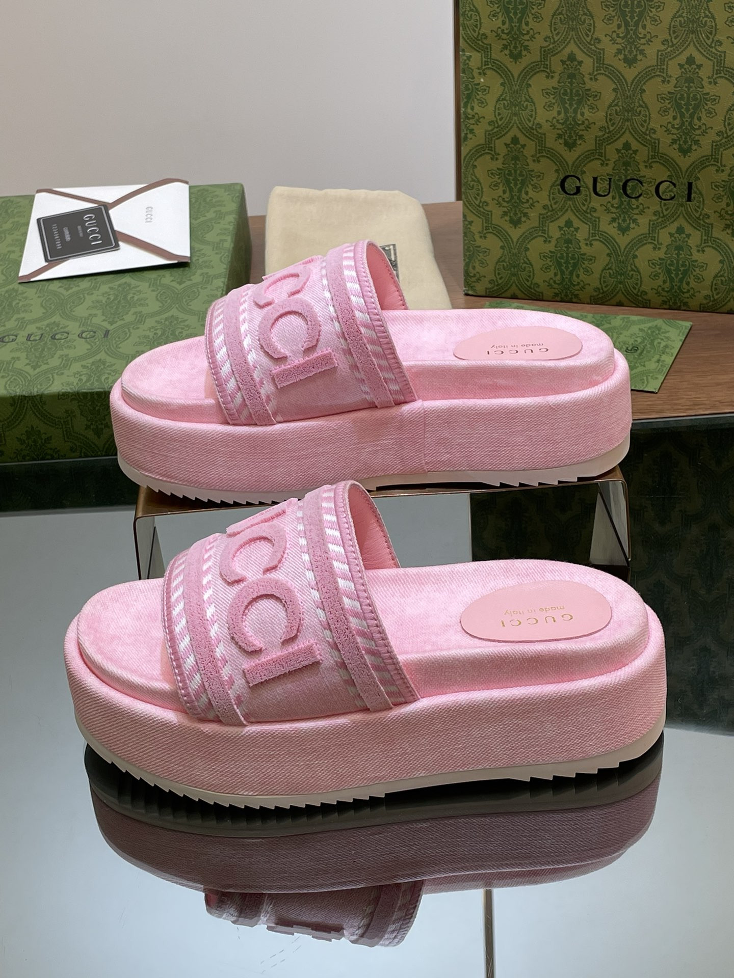 UA Gvc*1 SLIDE SANDAL WITH Gvc*1 SCRIPT