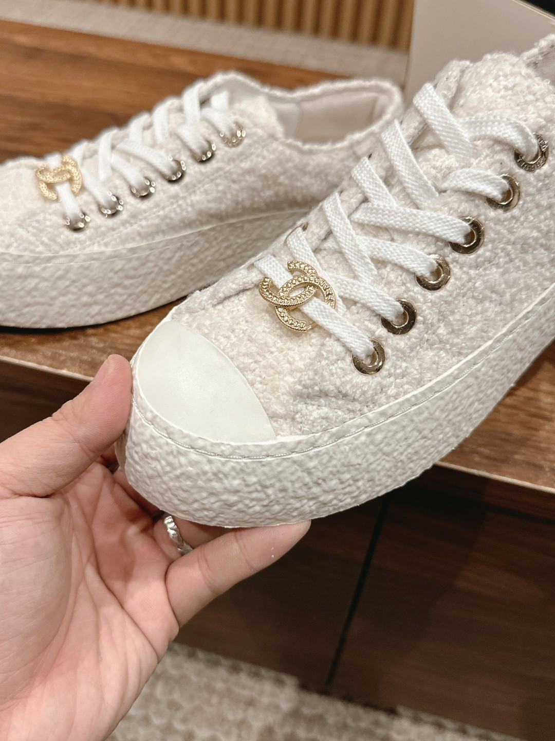 UA Ch**el SNEAKER