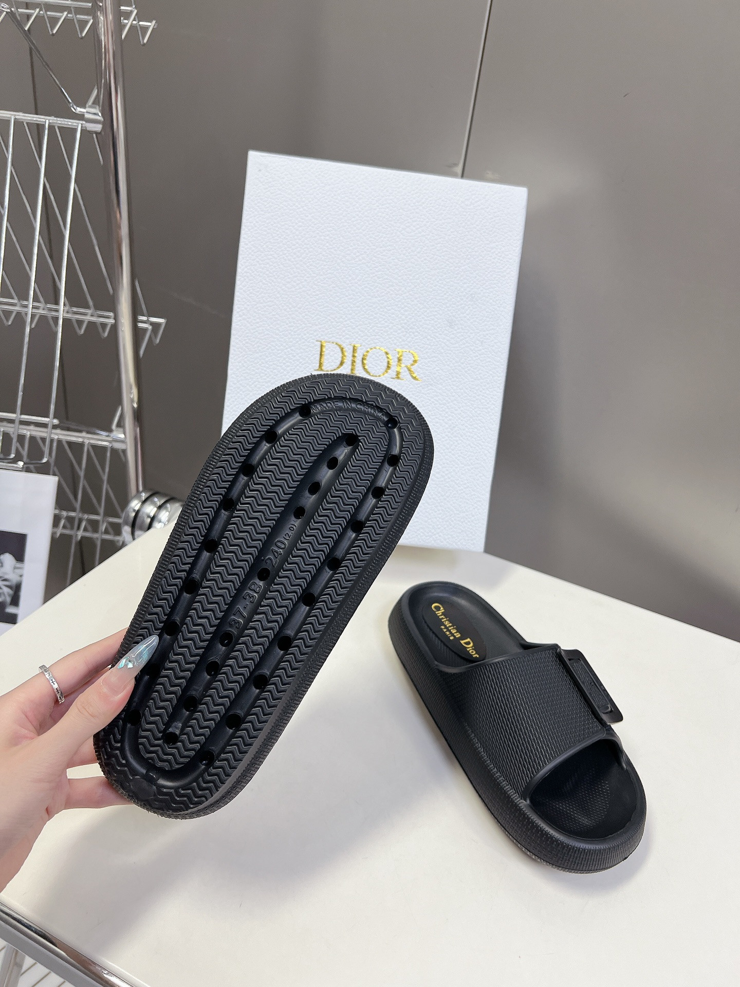 UA D10r Slide