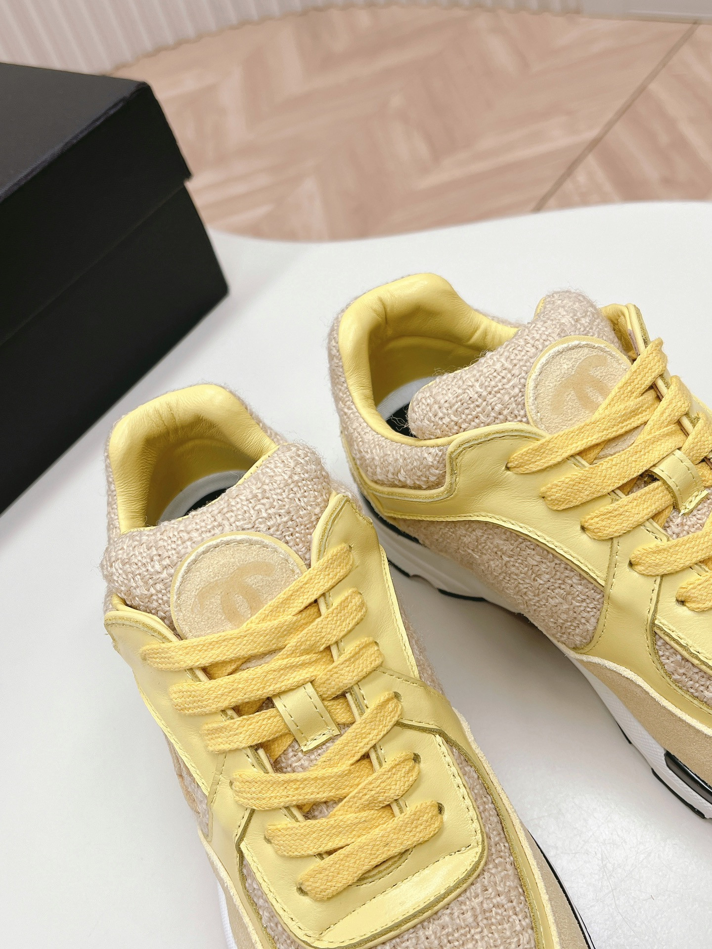 UA Ch**el SNEAKER
