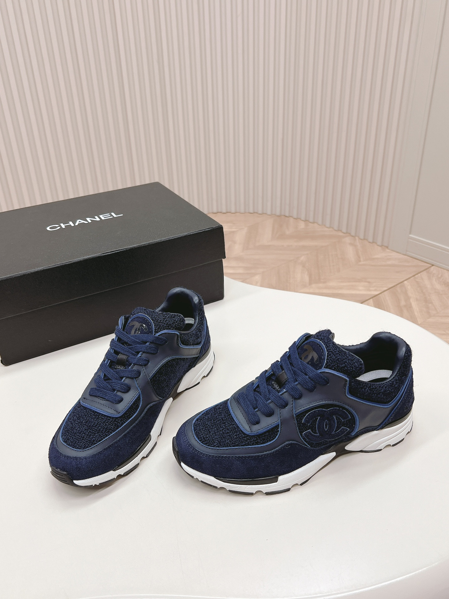 UA Ch**el SNEAKER