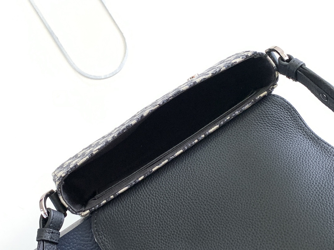 D10r Saddle Messenger Bag 24 x 16.5 x 5.5 cm