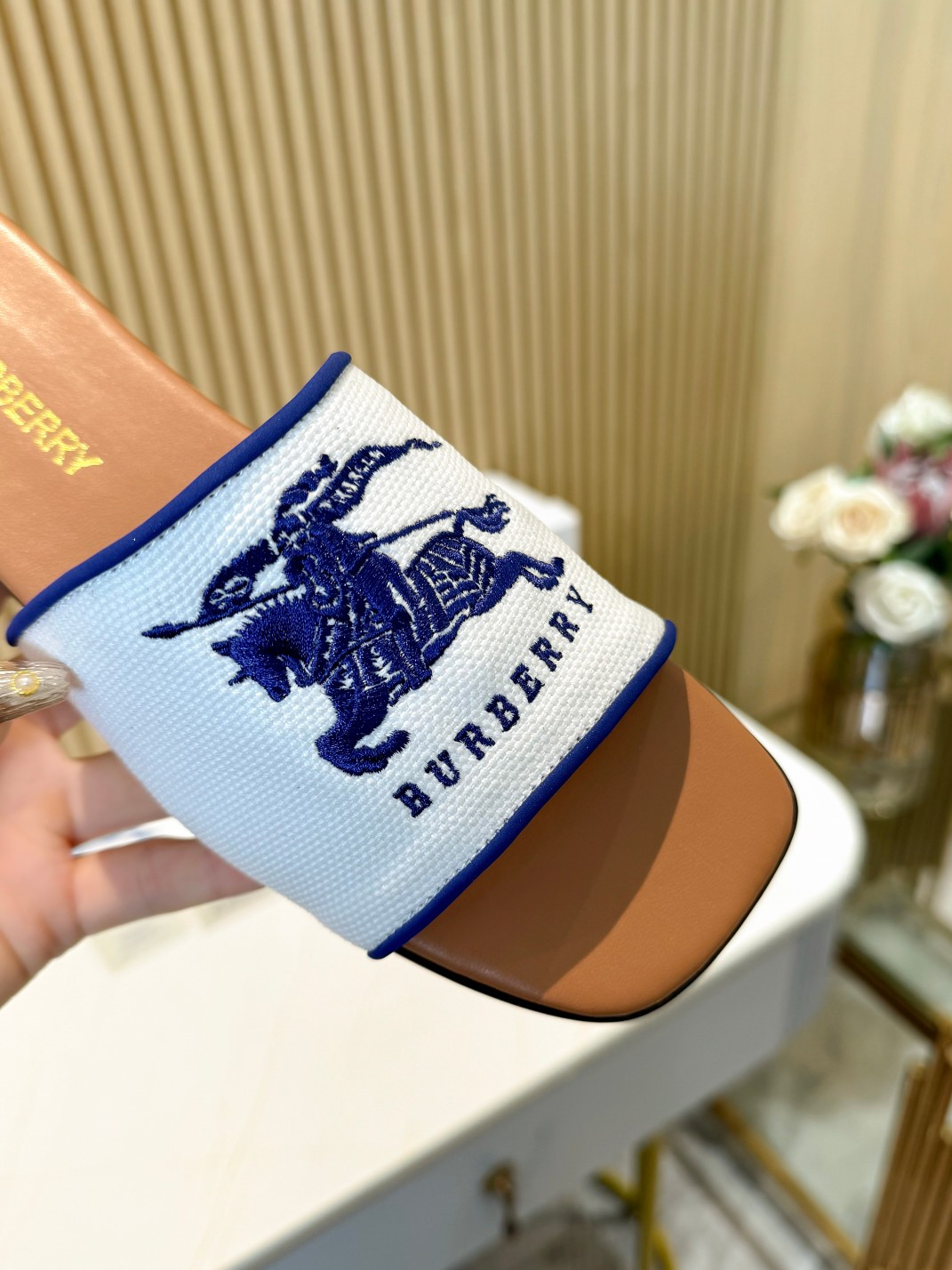 UA Bv*b*rry Slides
