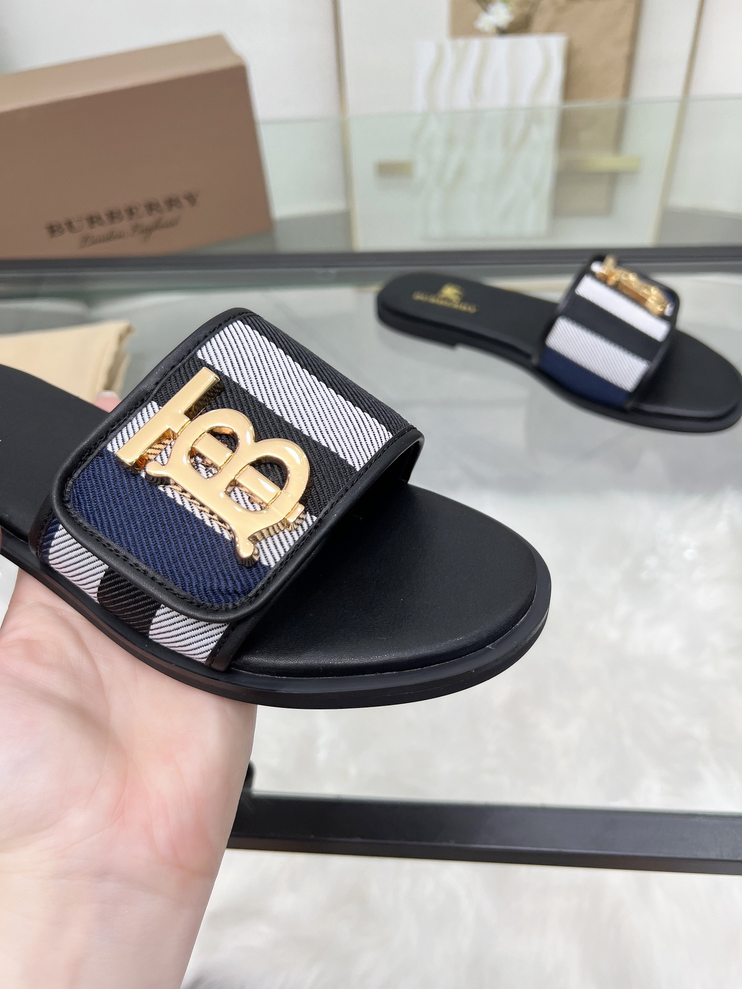 UA Bv*b*rry Slides