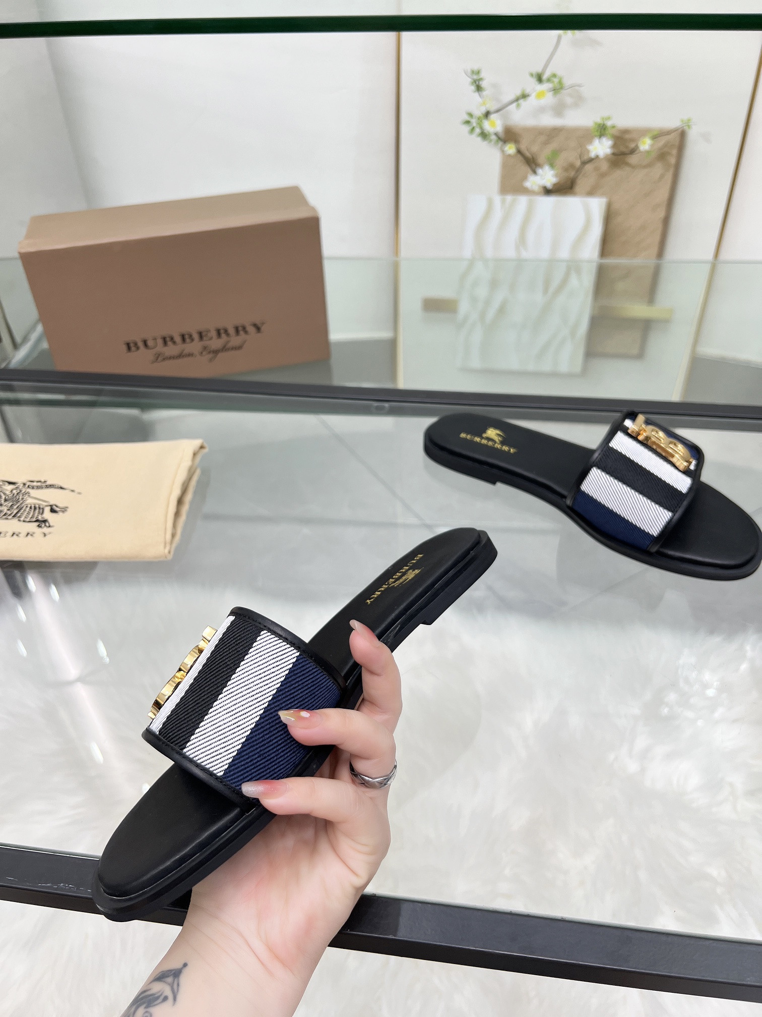 UA Bv*b*rry Slides