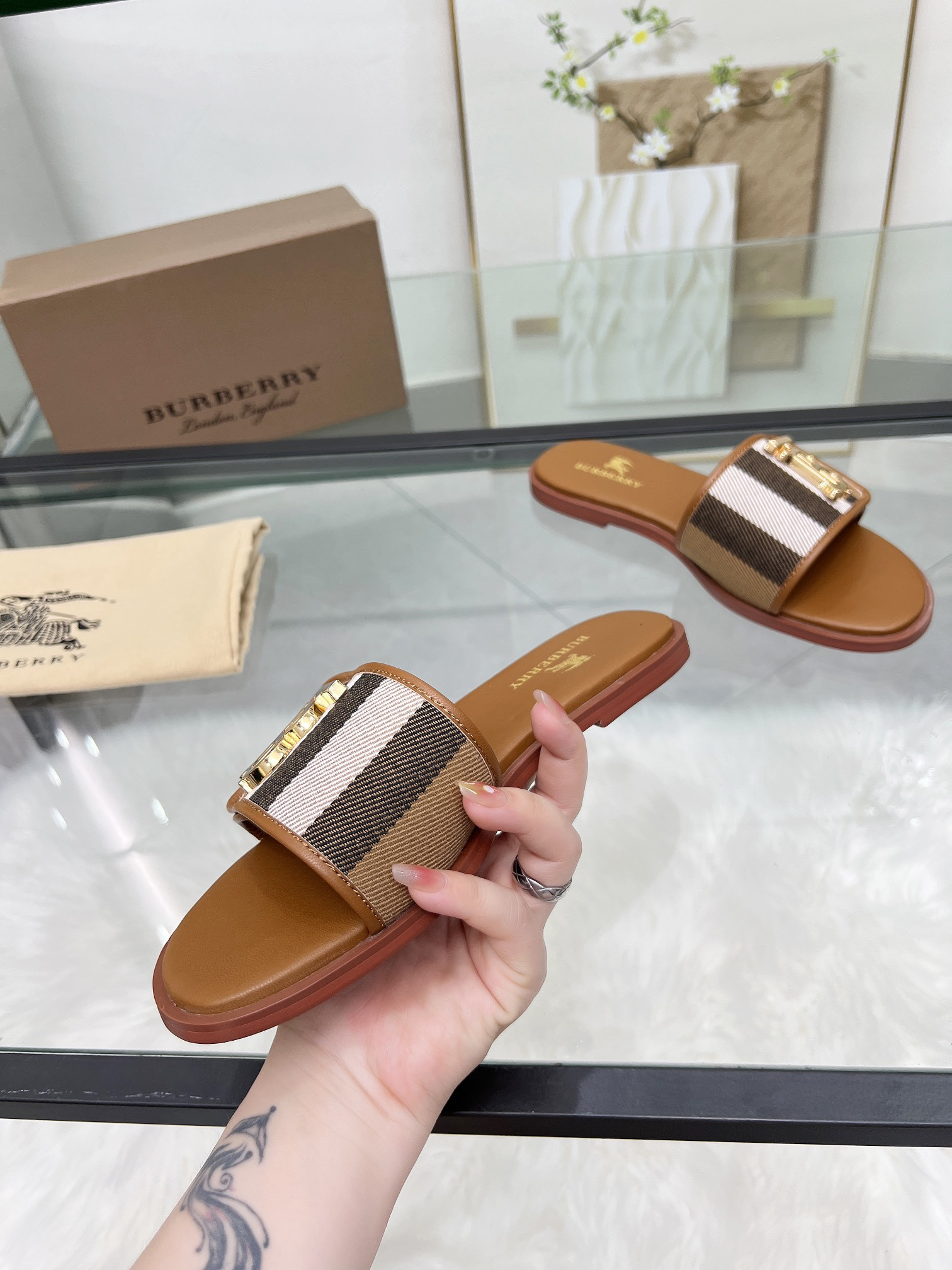 UA Bv*b*rry Slides