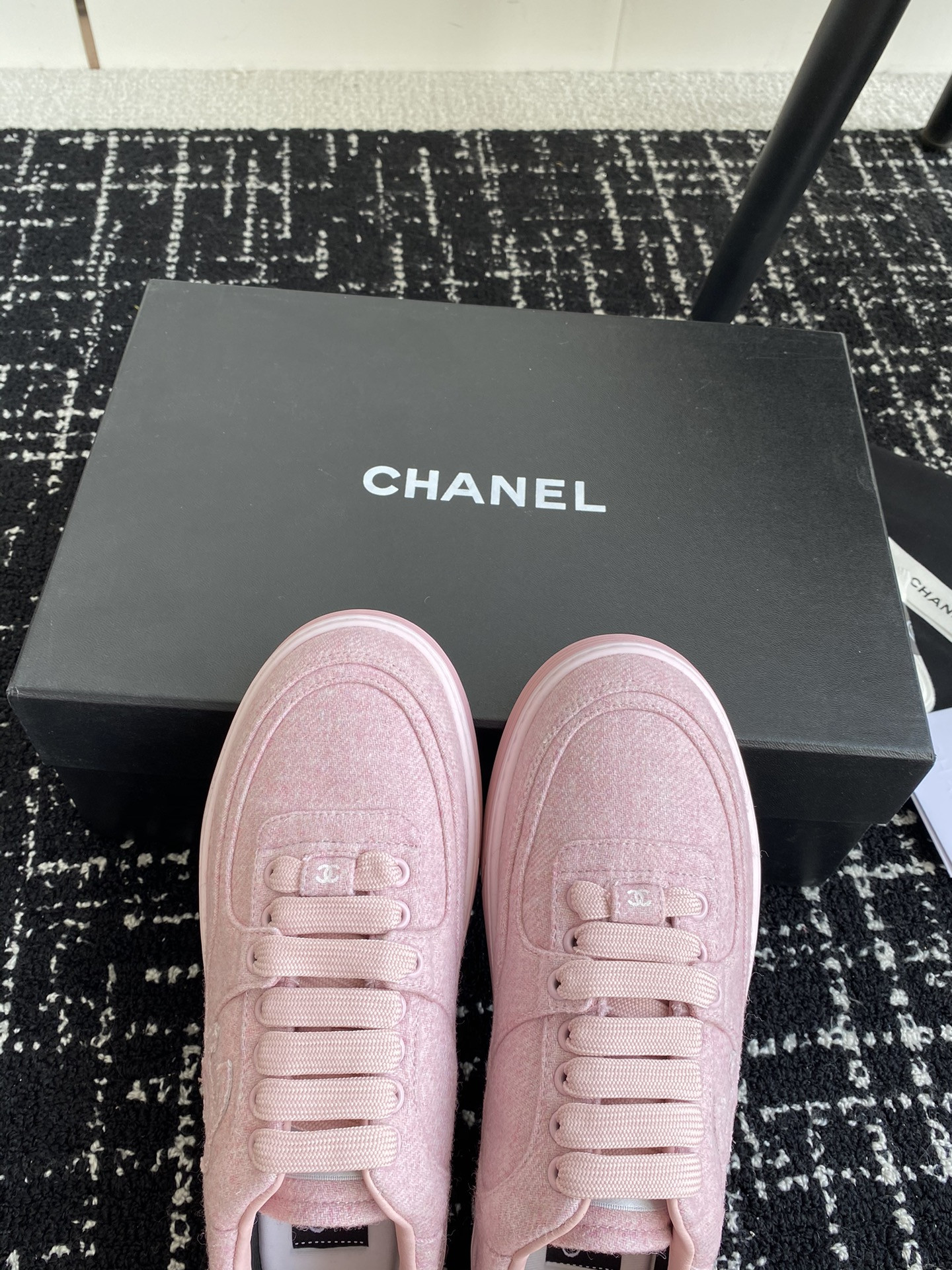 UA Ch**el SNEAKER