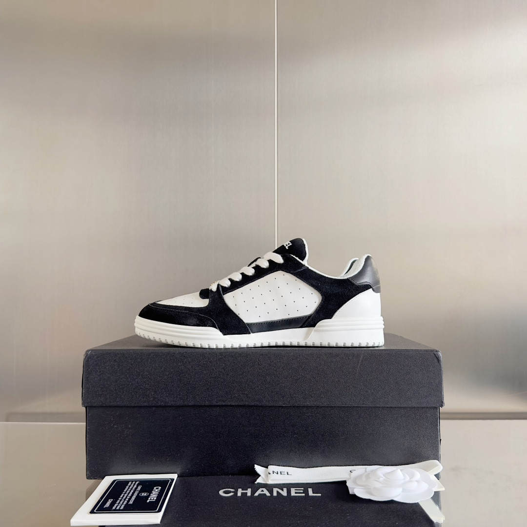 ua Ch**el sneaker