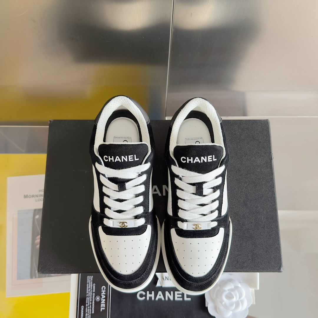 ua Ch**el sneaker