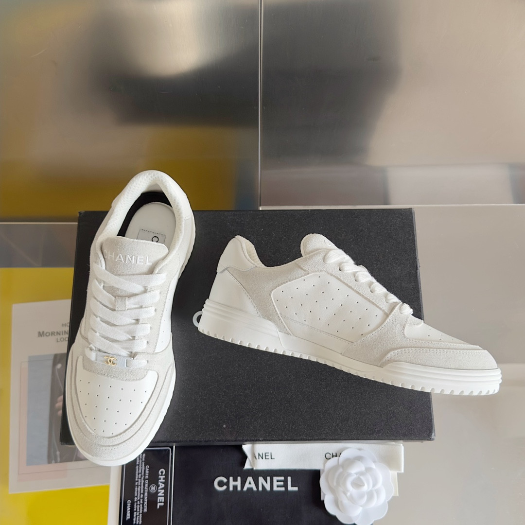 ua Ch**el sneaker
