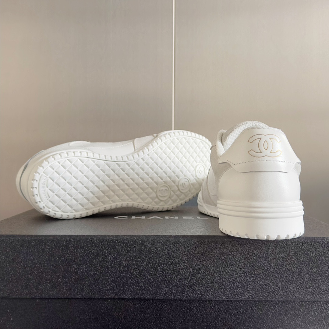 ua Ch**el sneaker