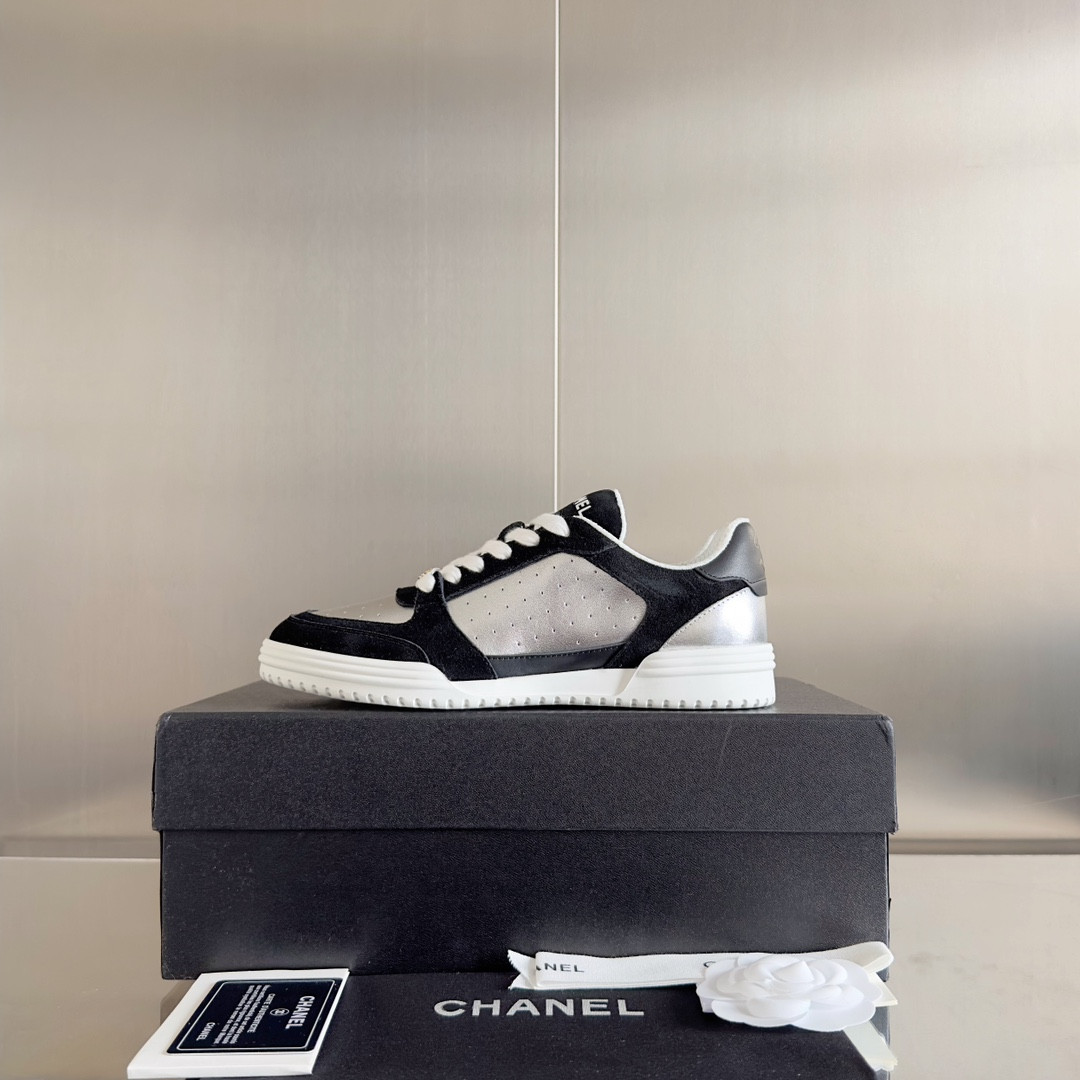 ua Ch**el sneaker