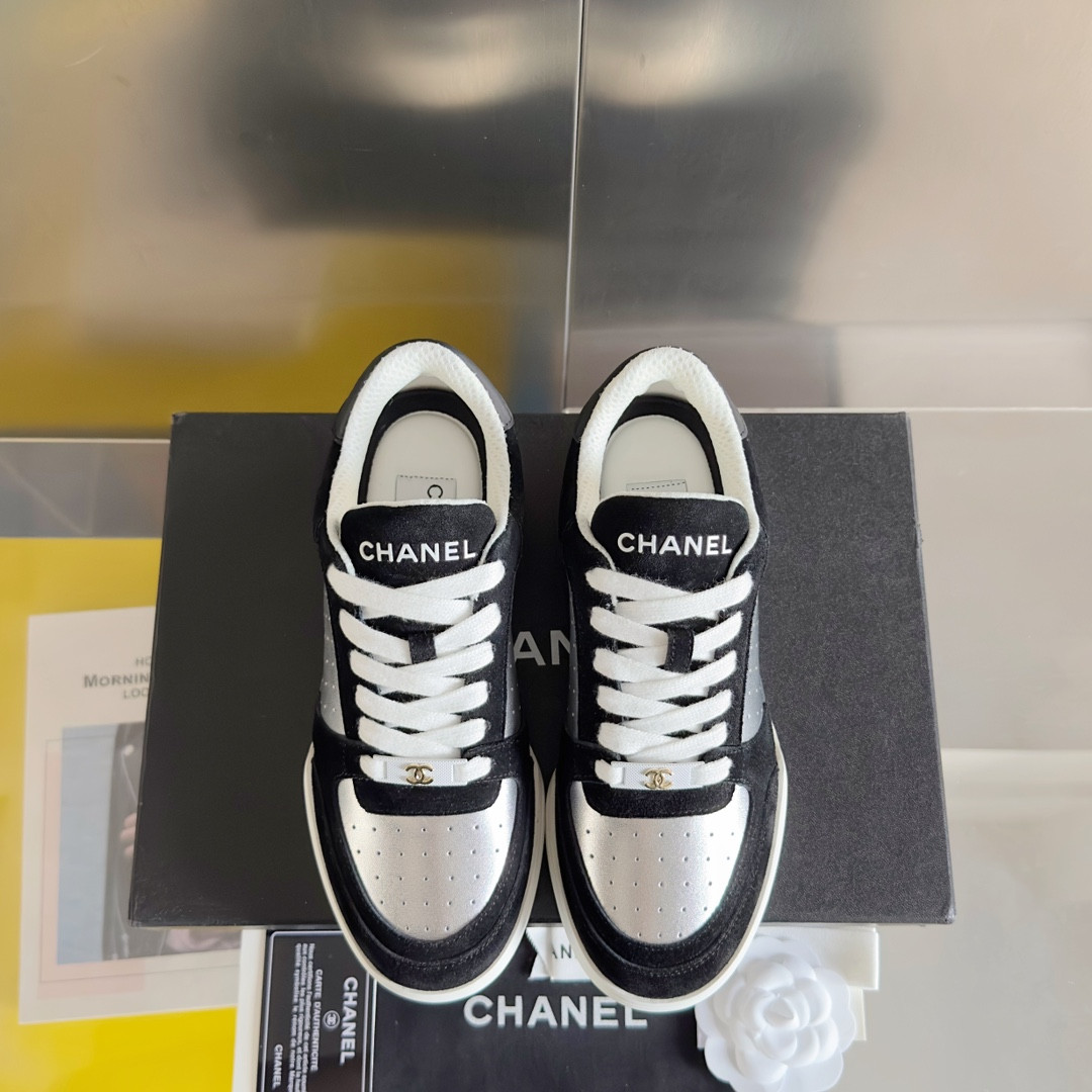 ua Ch**el sneaker